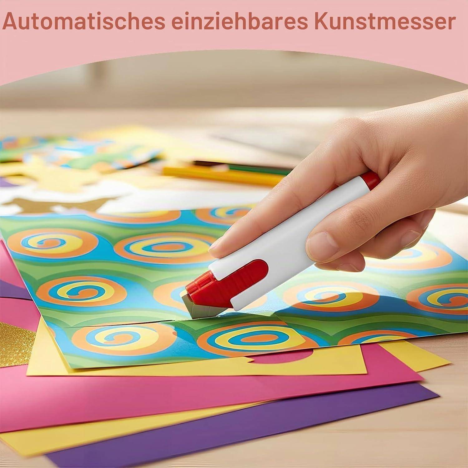 Eine Hand benutzt einen einziehbaren Bastelmesser, um ein buntes gemustertes Blatt auf einem Papierstapel zu schneiden.