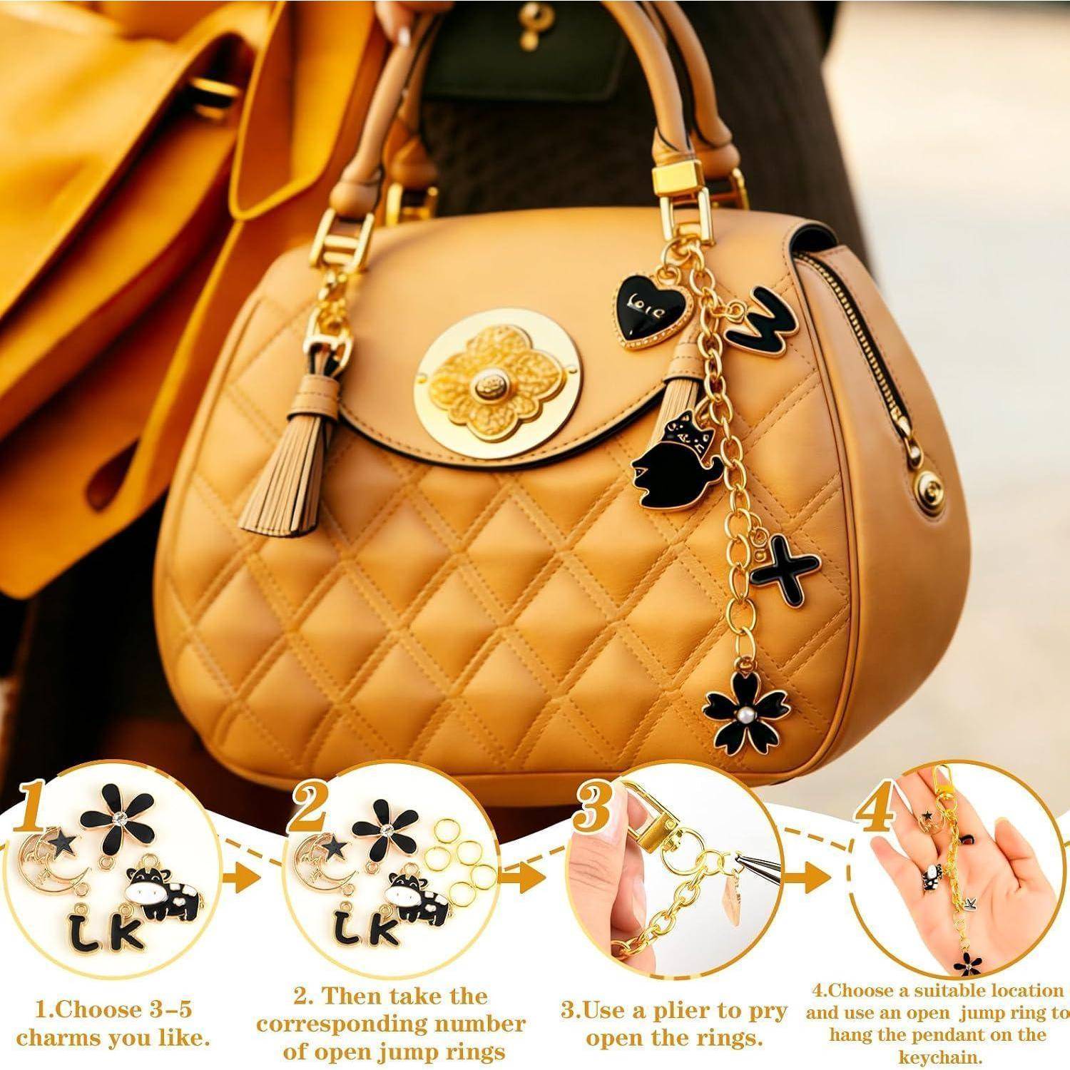 Gesteppte beige Handtasche mit hängenden Anhängern, gezeigt als Tutorial-Infografik mit vier Schritten zum Anbringen von Anhängern mit Sprungringe und Zangen.