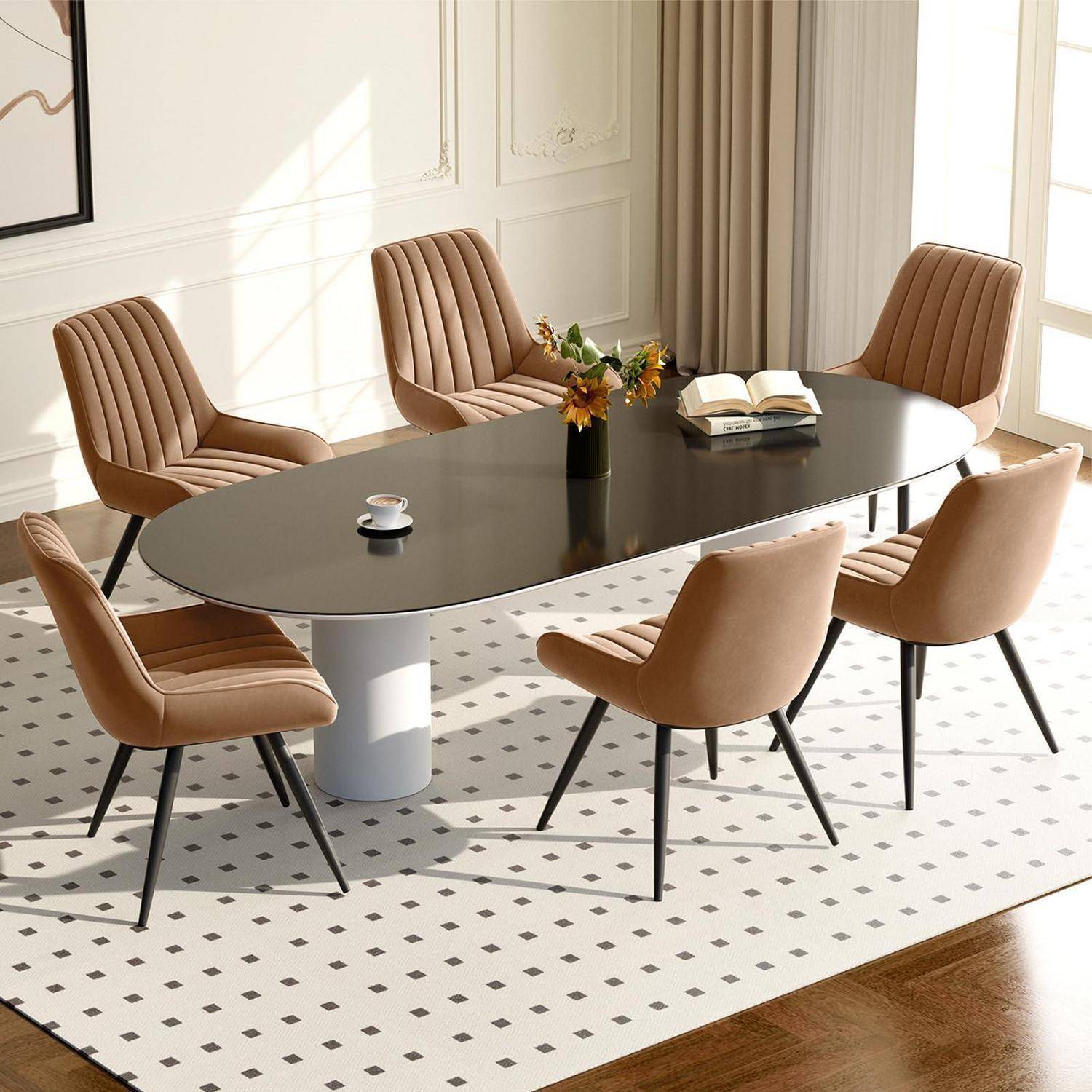 Modernes Esszimmer mit einem dunklen ovalen Tisch, sechs beige gepolsterten Stühlen, einer Blumenvase und einem aufgeschlagenen Buch in einem hellen, minimalistischen Raum.