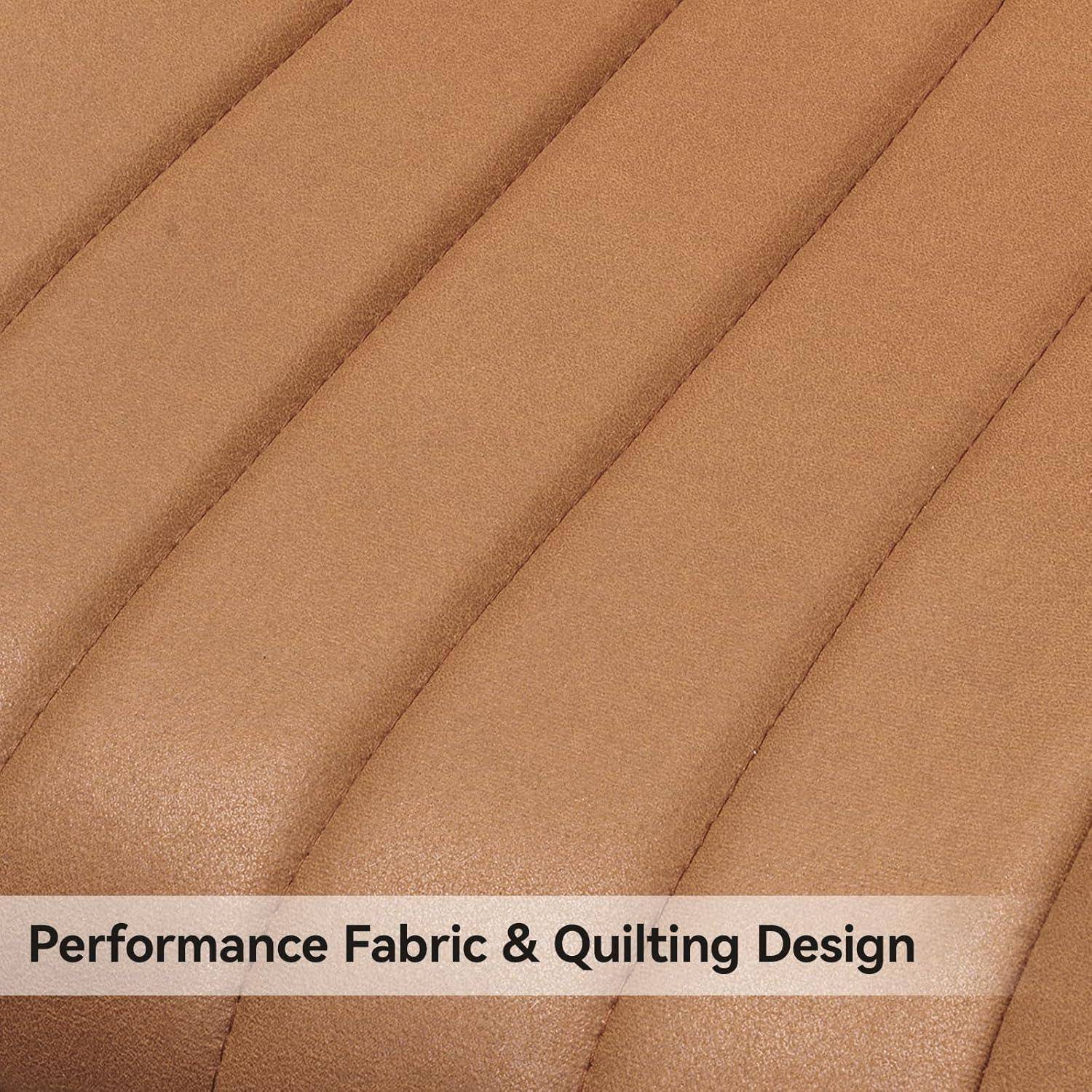 Nahaufnahme von beigefarbenem gestepptem Stoff mit genähten Kanälen und dem Text „Performance Fabric & Quilting Design" am unteren Rand.