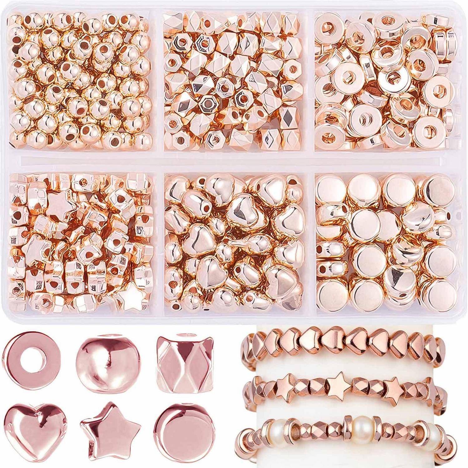 Sechsfach-Perlenorganizer mit sortierten rosegoldfarbenen Metallperlen, plus drei fertige Armbänder mit Herz-, Stern- und runden Perlendesigns.
