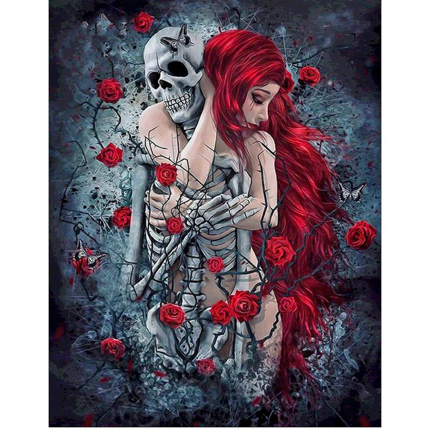 Gotische Kunstwerk einer skelettartigen Figur, die eine rothaarige Frau umarmt, umgeben von dornigen Weinreben und roten Rosen auf dunklem, rauchigem Hintergrund.