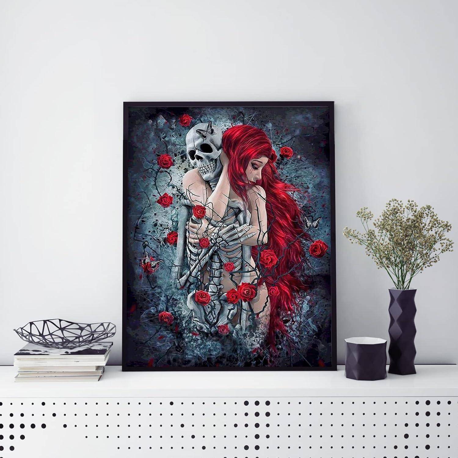 Gerahmtes Kunstwerk einer rothaarigen Frau, umgeben von einem Skelett, umgeben von roten Rosen, ausgestellt auf einem weißen Regal.