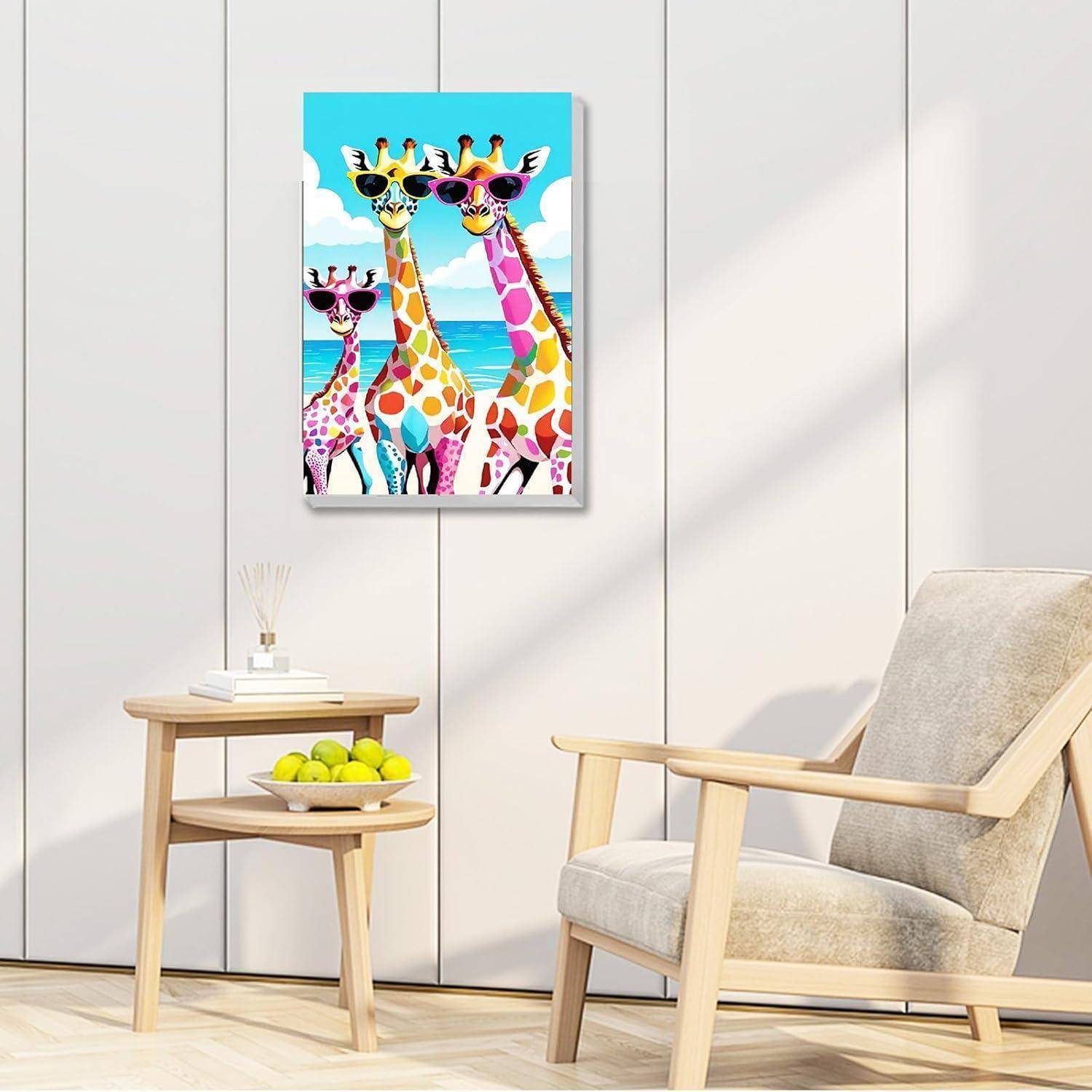 Gerahmtes, farbenfohes Giraffenkunstwerk mit Sonnenbrille hängt über einem Holz-Beistelltisch und einem beigefarbenen Sessel in einem hellen, modernen Raum.