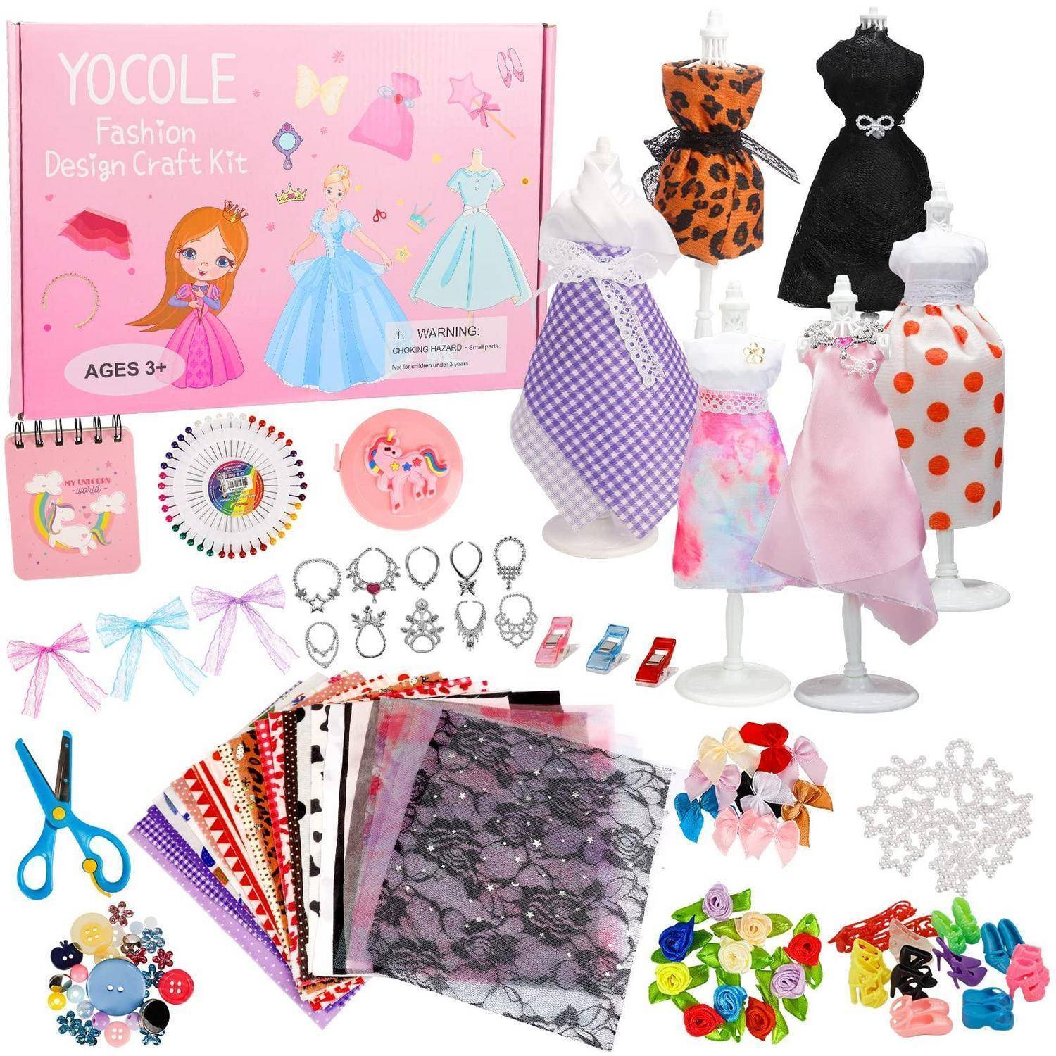 Yocole Fashion-Design-Bastelset mit Puppen, Schneiderpuppen, Stoffen, Bändern, Scheren, Clips, Dekorationen, Ringen und Perlen zum Erstellen von Miniaturoutfits.