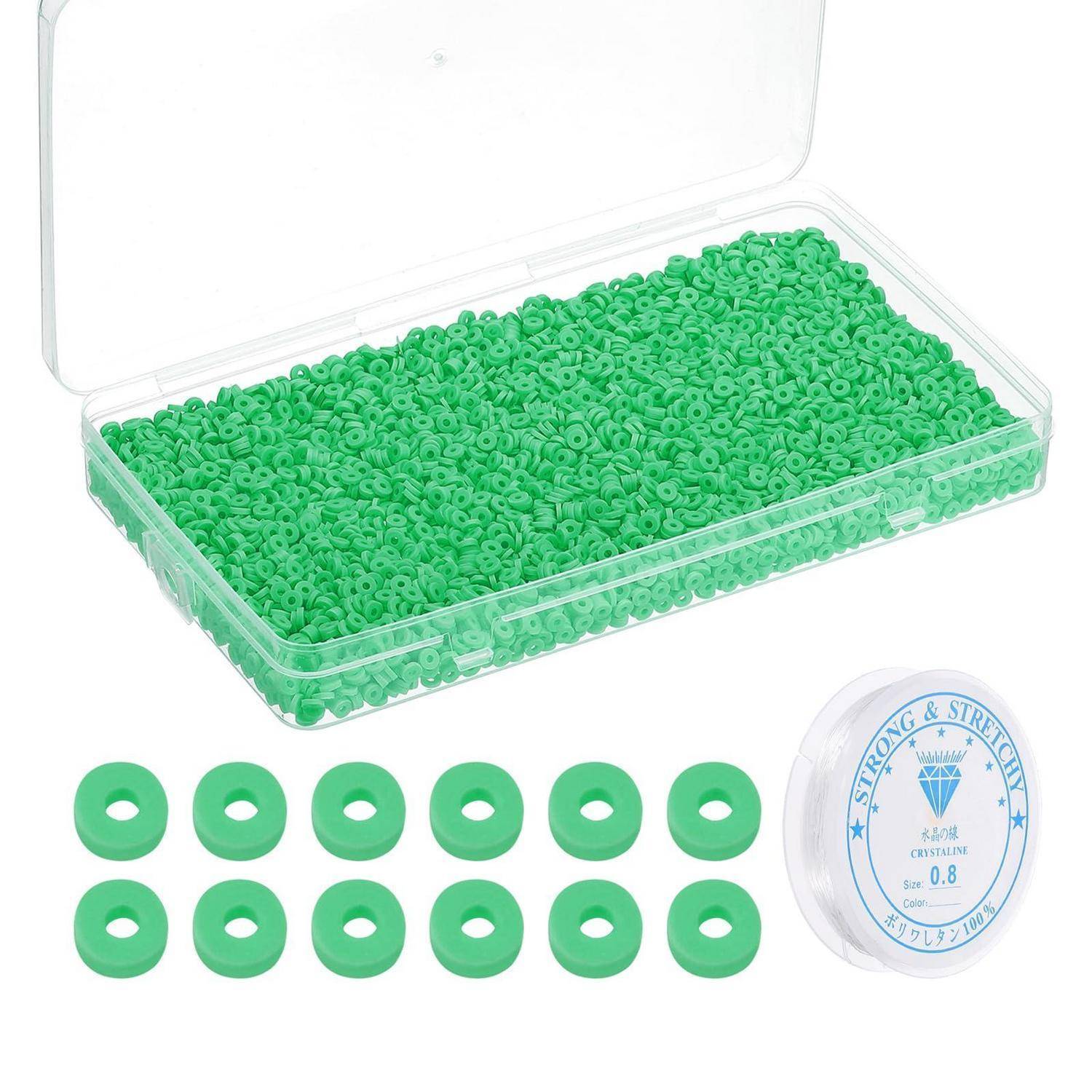 Durchsichtige Kunststoffbox gefüllt mit kleinen grünen Gummi-O-Ringen, mit einer Probepackung von 12 Ringen und eine Spule mit dem Etikett „Strong & Stretchy