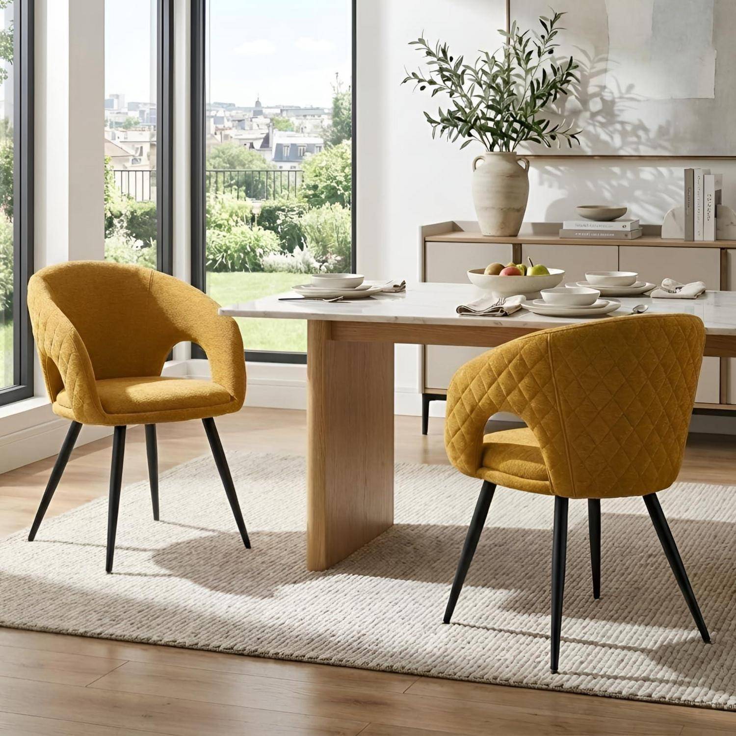 Modernes Esszimmer mit einem Holztisch, zwei senfgelben Stühlen, einem Sideboard und einem großen Fenster mit Blick auf Grünflächen und Stadtgebäude.