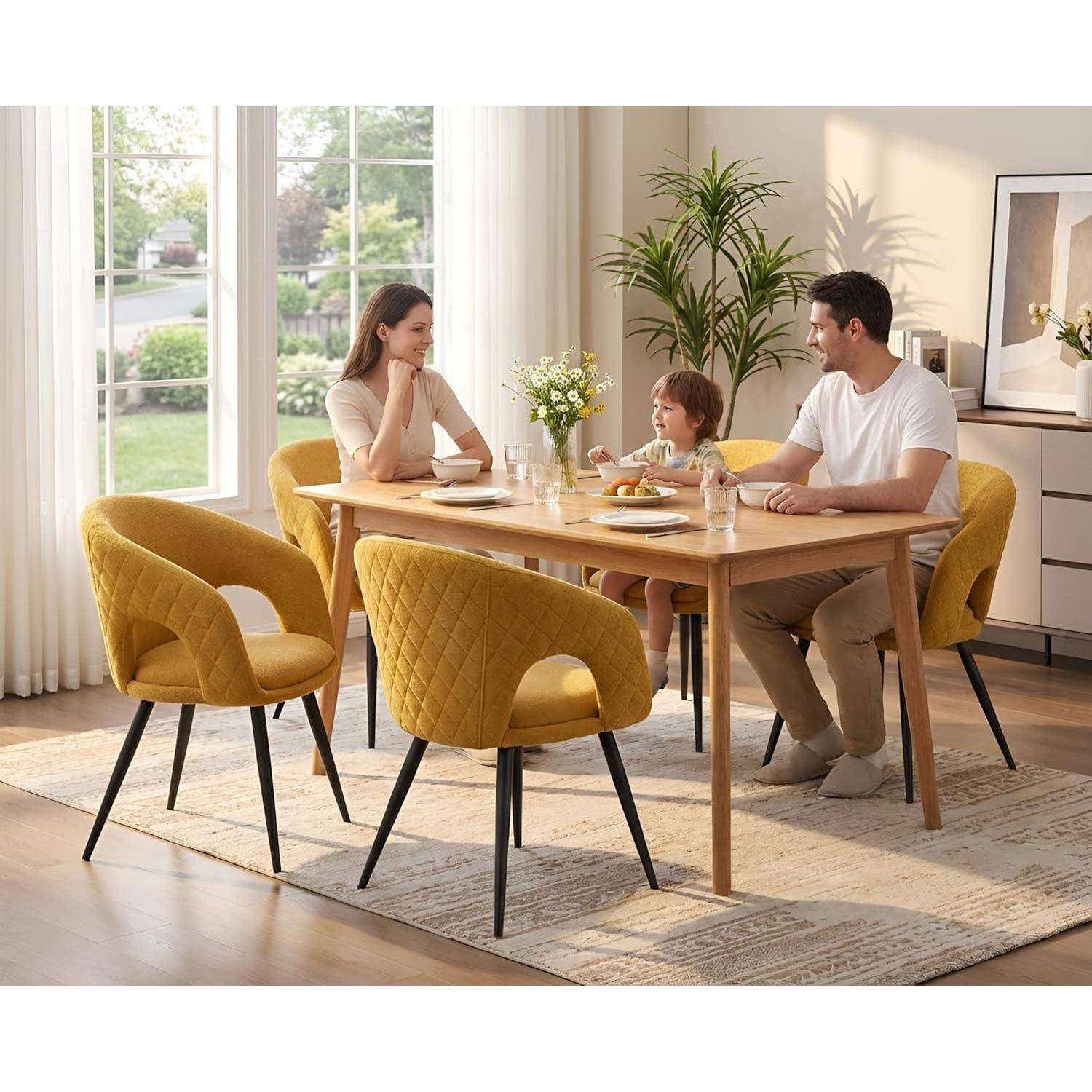 Eine dreiköpfige Familie, die zusammen an einem Holzesstisch in einem hellen, modernen Zimmer mit gelben Stühlen und großen Fenstern isst.