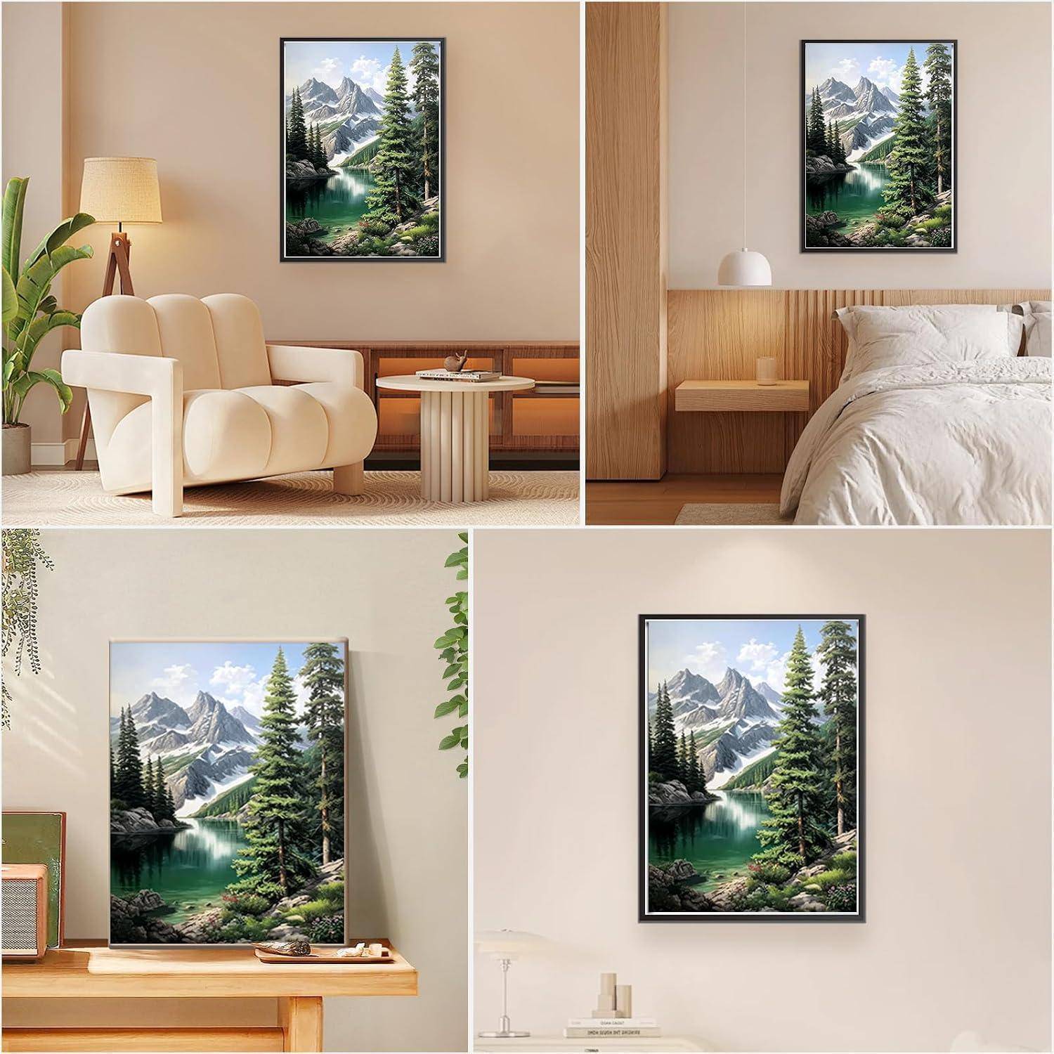 Collage aus vier Innenräumen mit einem gerahmten Kunstdruck einer Bergseekulisse über einem Sofa, Bett, Regal und Tisch, das Kunstwerk in verschiedenen Raumeinstellungen zeigend.