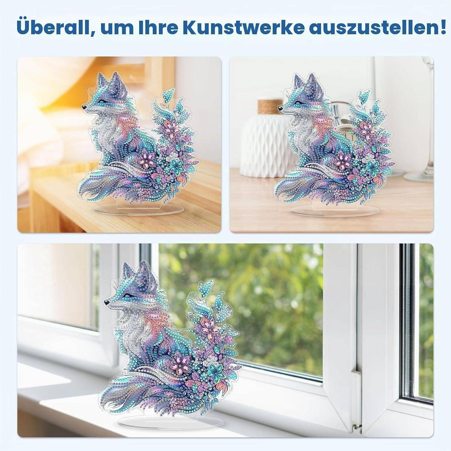 Dekorative fuchsförmige Kristallkunstanzeige, die auf einem durchsichtigen Ständer in Innenräumen und bei einem Fenster gezeigt wird, mit deutschem Text „Überall, um Ihre Kunstwerke auszustellen!