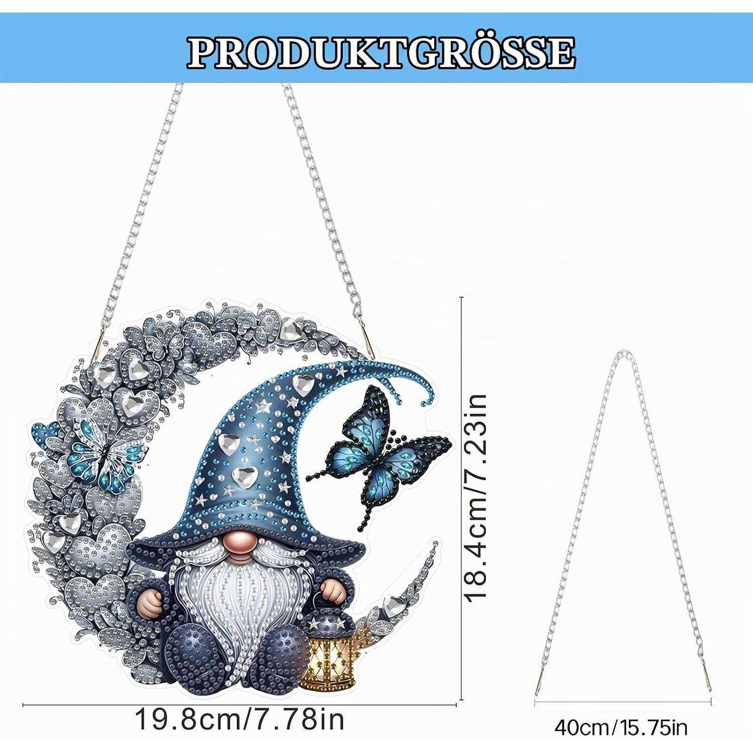 Produktgrößenbild zeigt eine hängende Gnomdekoration mit Schmetterlingsmond, mit einer Breite von 19,8 cm und einer Höhe von 18,4 cm, mit einer Kettenlänge von 40 cm.
