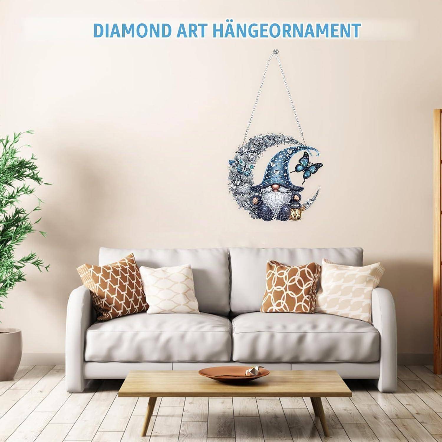 Wohnzimmer mit einem grauen Sofa und Couchtisch unter Wandkunst mit der Beschriftung „DIAMOND ART HÄNGEORNAMENT