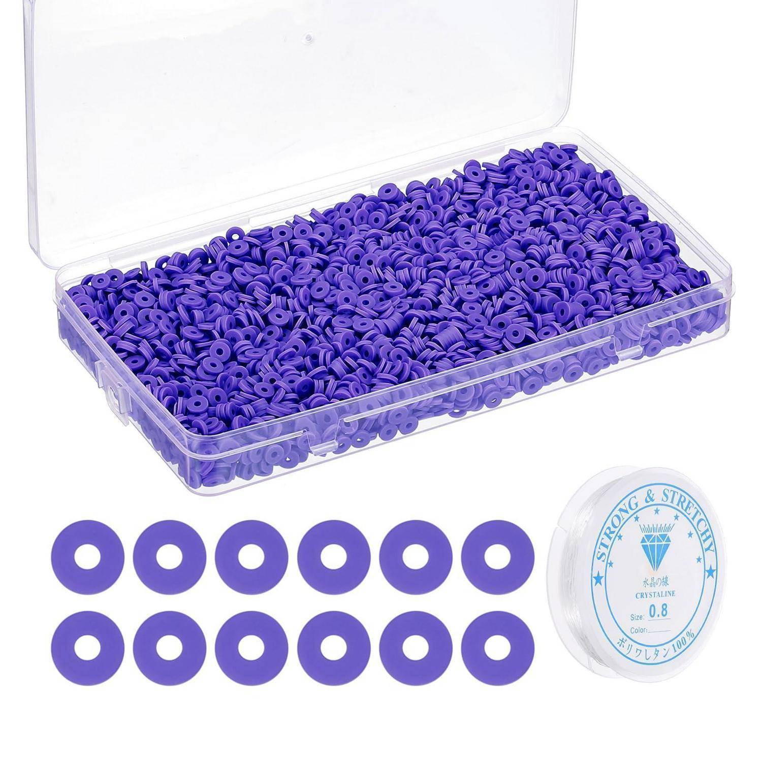 Durchsichtige Kunststoffbox gefüllt mit kleinen violetten ringförmigen Bastelperlen, mit zwei Reihen von Musterperlen und einer beschrifteten Fadenpule daneben.