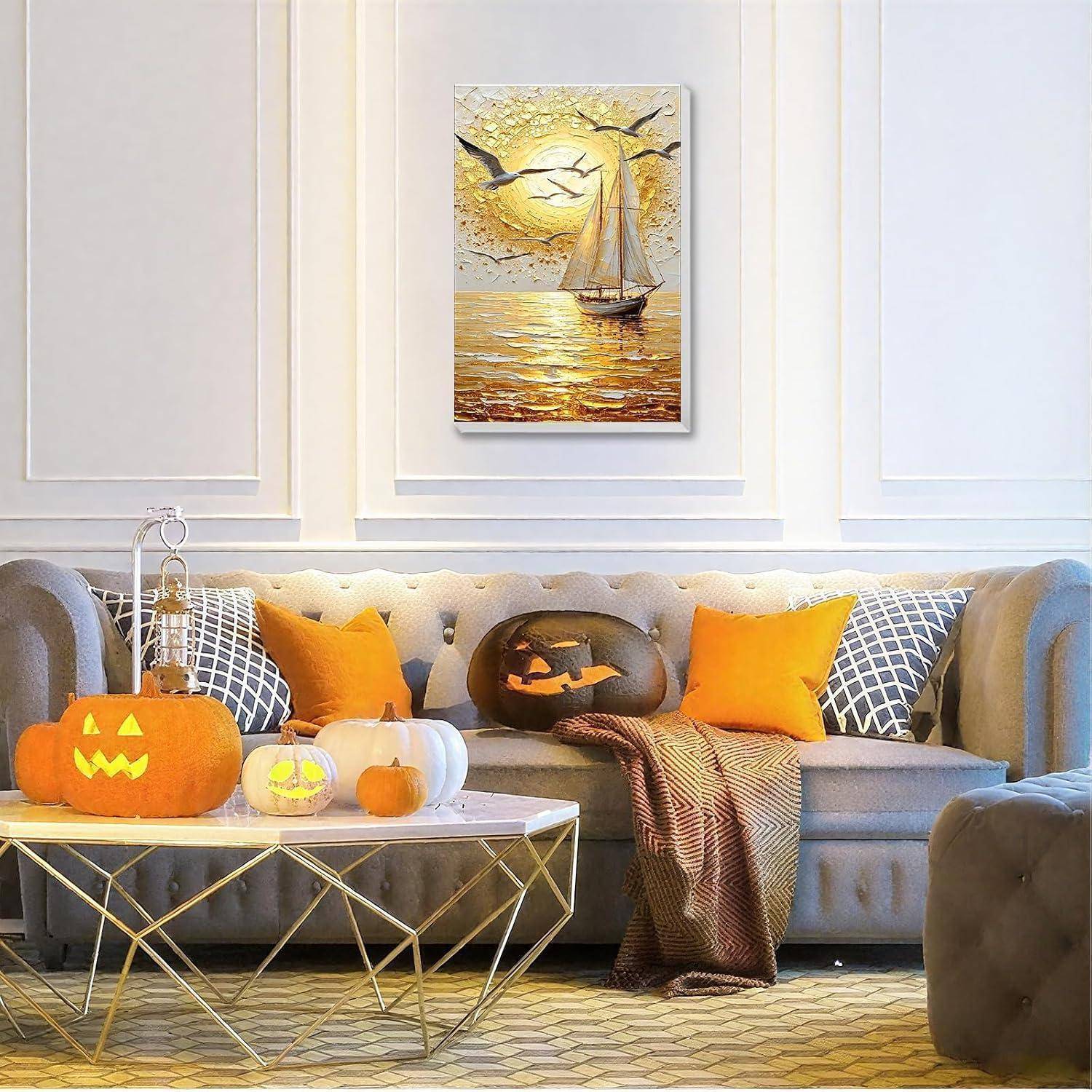 Gemütliches Wohnzimmer, das für Halloween dekoriert ist, mit geschnitzten Kürbissen auf dem Couchtisch und der Couch, orangefarbenen Kissen und herbstlich thematisierter Wandkunst.