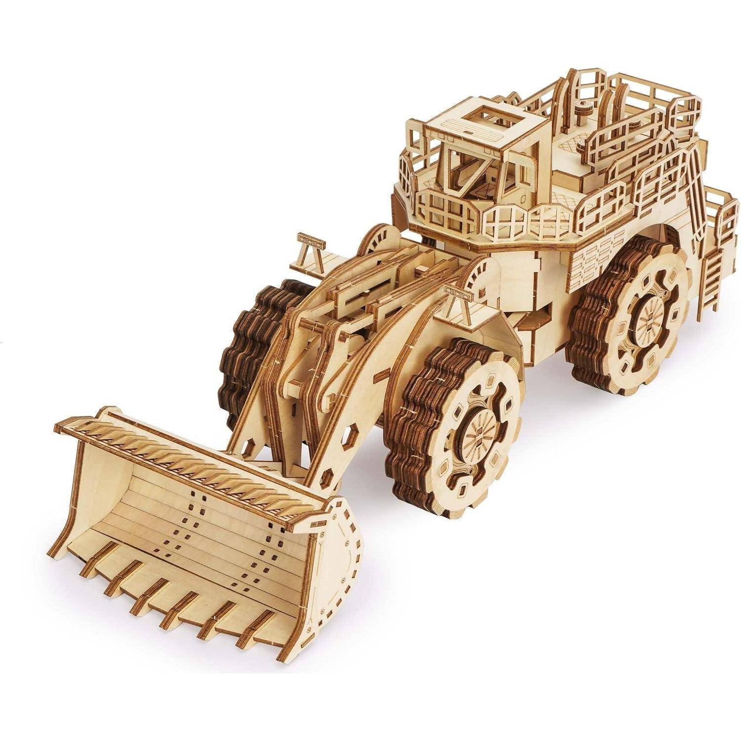 Ein hölzernes 3D-Puzzlemodell eines Radladers mit angehobenem Schaufel, dargestellt auf weißem Hintergrund.