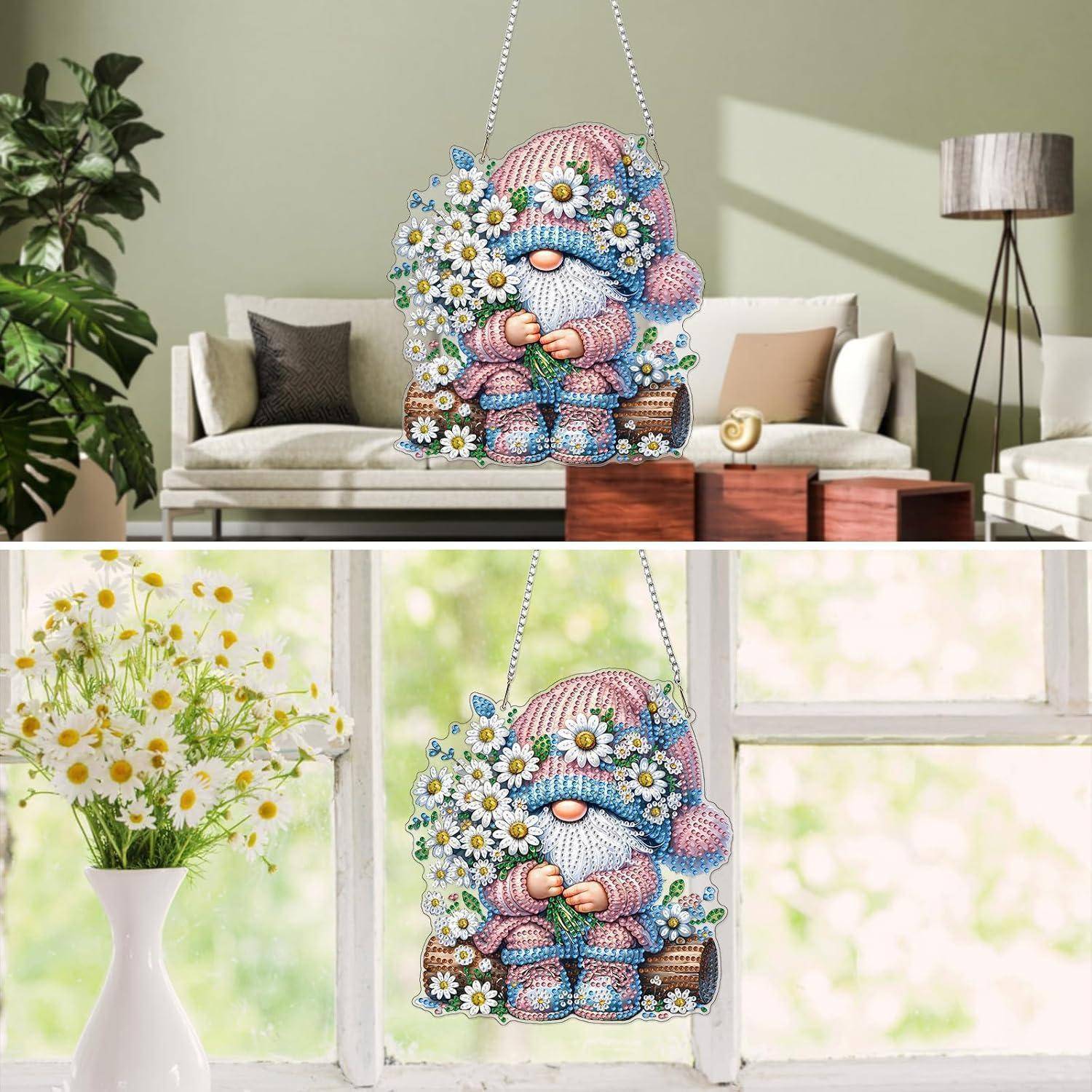 Ein beaddelter Gnom-Schaukel-Wandbehang mit Gänseblümchen wird in einem Wohnzimmer und einer hellen Fenstereinstellung gezeigt.