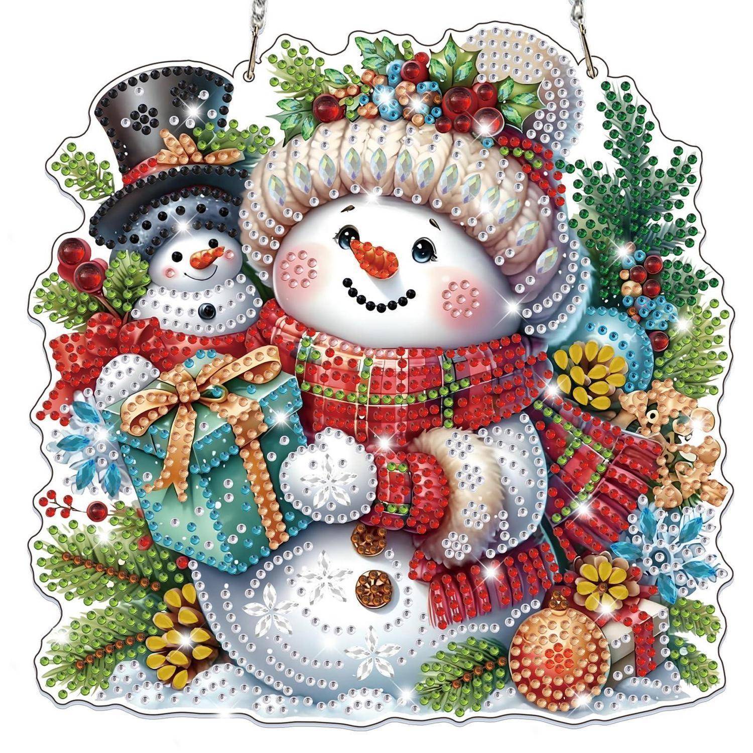 Festlicher Schneemann-Ornament, der ein eingewickeltes Geschenk hält, trägt einen Hut und einen Schal, umgeben von Stechpalme, Blumen und glitzernden Dekoration.