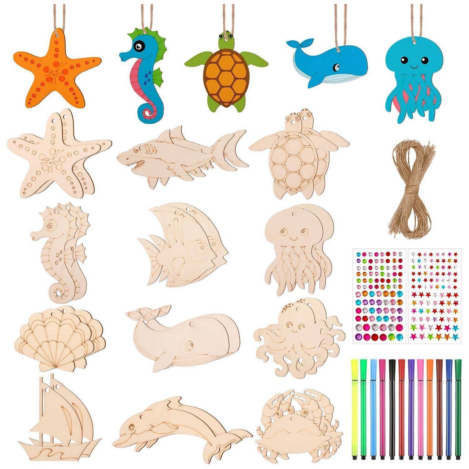 Sortierte unzusammengesetzte hölzerne Bastelornamente mit Seewesen-Motiven, darunter Seestern, Seepferdchen, Schildkröte, Wal, Qualle, Hai, Muschel, Oktopus, Delfin und Krabbe, mit Aufhängeschnüren und Farbaufklebern.