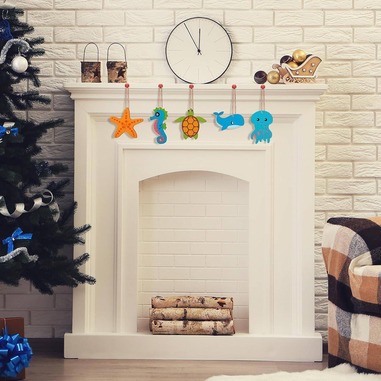 Dekoriertes weißes Kamingesims mit hängenden Meereslebewesen-Ornamenten, eine Uhr darüber, ein Weihnachtsbaum auf der linken Seite und ein karierter Stuhl auf der rechten Seite.