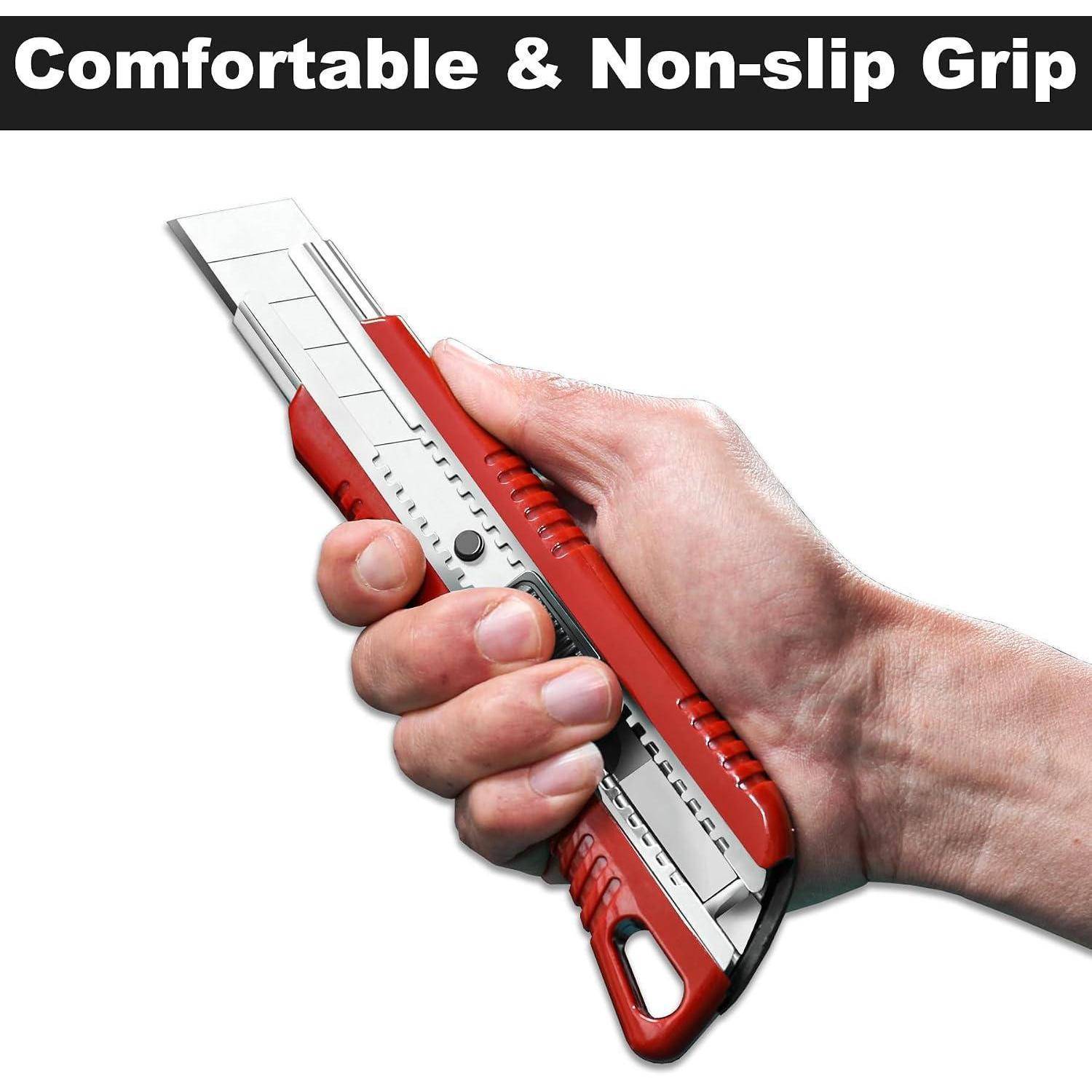 Hand hält ein rotes Universalmesser mit einer Beschriftung 
