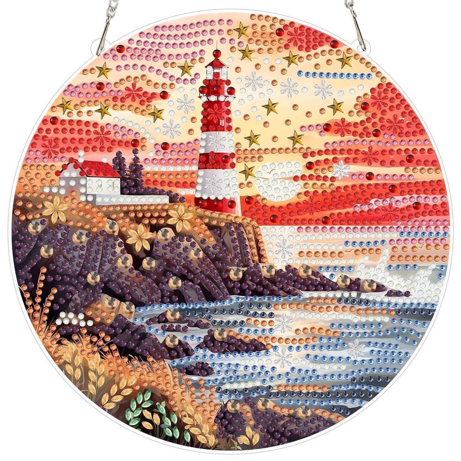 Rundes Diamant-Kunstwerk mit Meereslandschaft eines rot-weißen Leuchtturms an felsiger Küste bei Sonnenuntergang, mit Wellen, Blumen, Sternen und einem kleinen Haus.