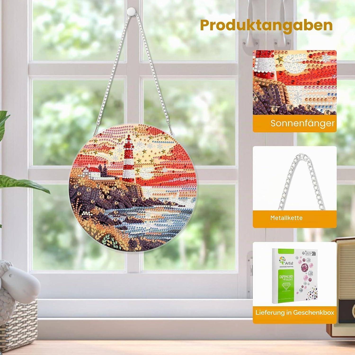 Runder Mosaik-Sonnenfänger, der in einem Fenster hängt, mit Produktanmerkungen, die „Produktangaben", „Sonnenfänger"", „Metallkette"" und „Lieferung in Geschenkbox"" zeigen.