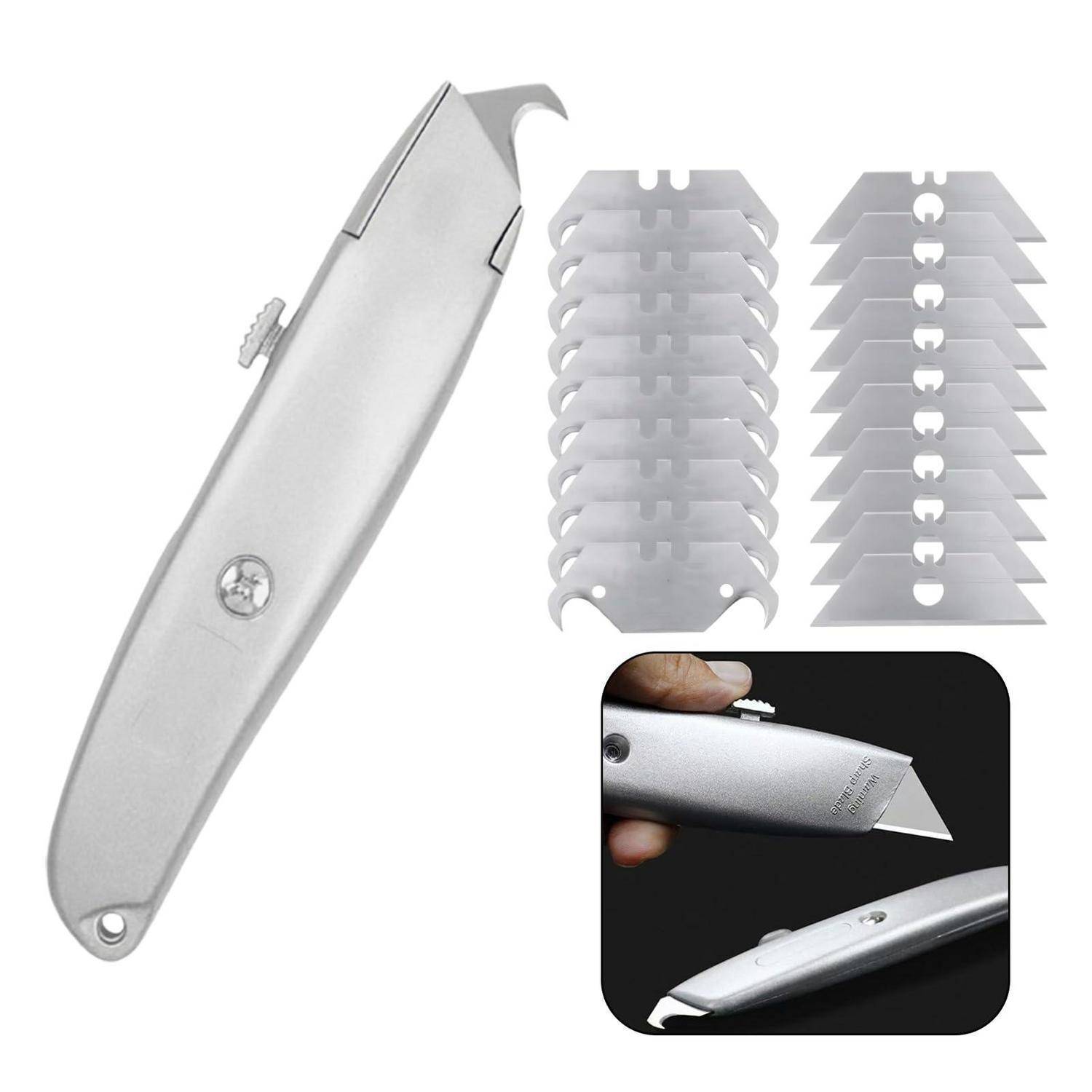 Silber-Mehrzweckmesser mit austauschbaren Klingenpattricen, gezeigt mit zwei Klingenstapeln und einer Nahaufnahme der einziehbaren Klinge.