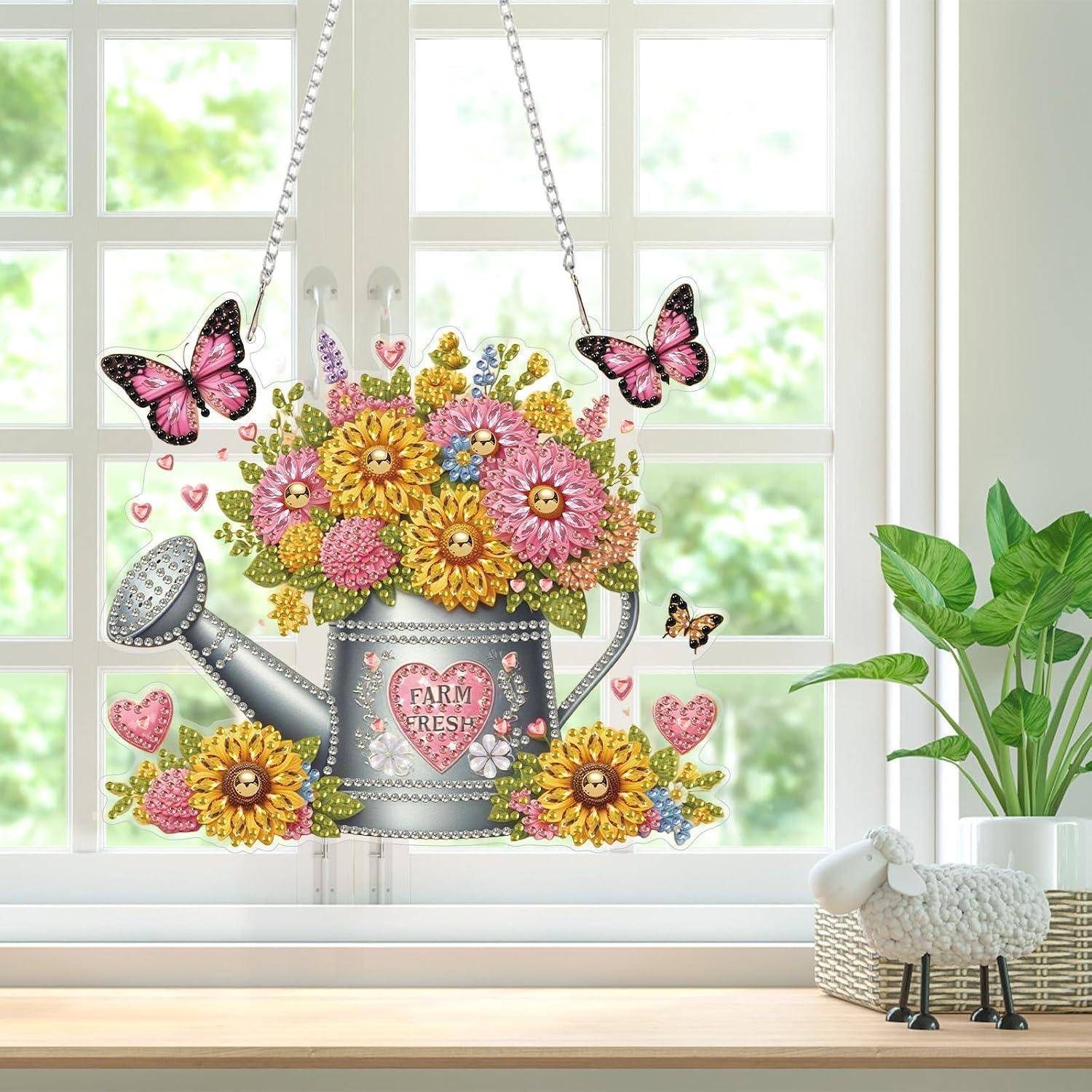 Dekorative Wandkunst einer überquellenden Gießkanne mit bunten Blumen und Schmetterlingen, mit der Aufschrift „FARM FRESH