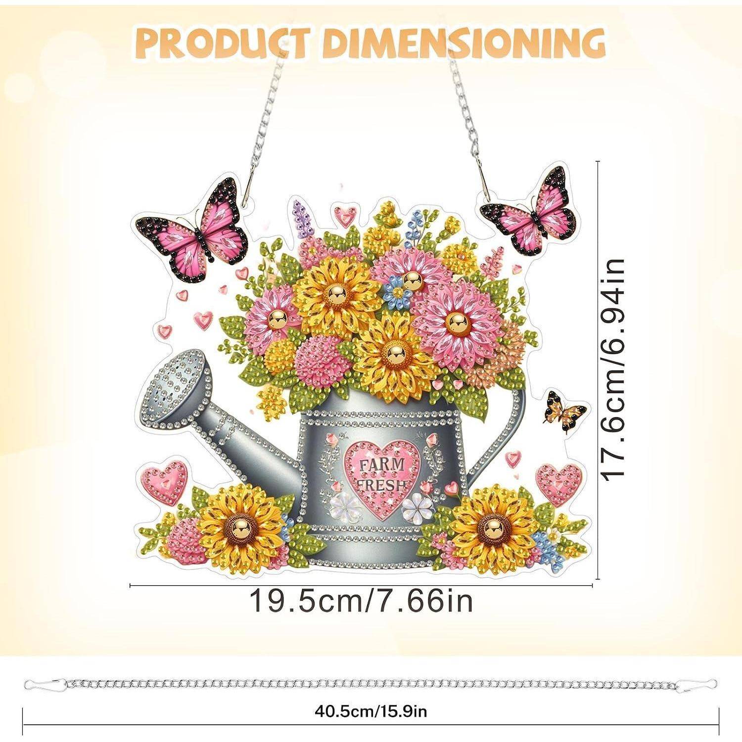 Produktdimensionierungsgrafik mit einem dekorativen Gießkannen-Blumenarrangement mit Schmetterlingen; Größe gekennzeichnet mit 19,5 cm Breite, 17,6 cm Höhe und einer Kettenlänge von 40,5 cm.