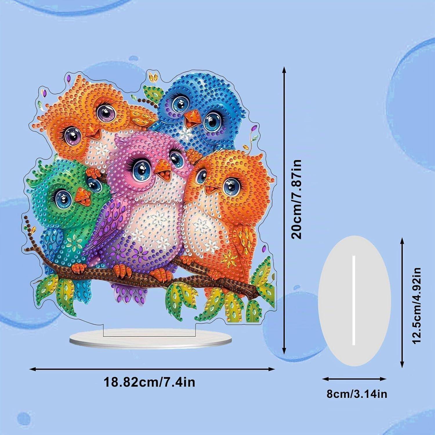 Bunte Eulenfamilien-Dekorplakette auf einem Ast mit fünf Eulen; Abmessungen angegeben: 18,82 cm breit, 20 cm hoch, 12,5 cm hohe Basis, 8 cm breit.