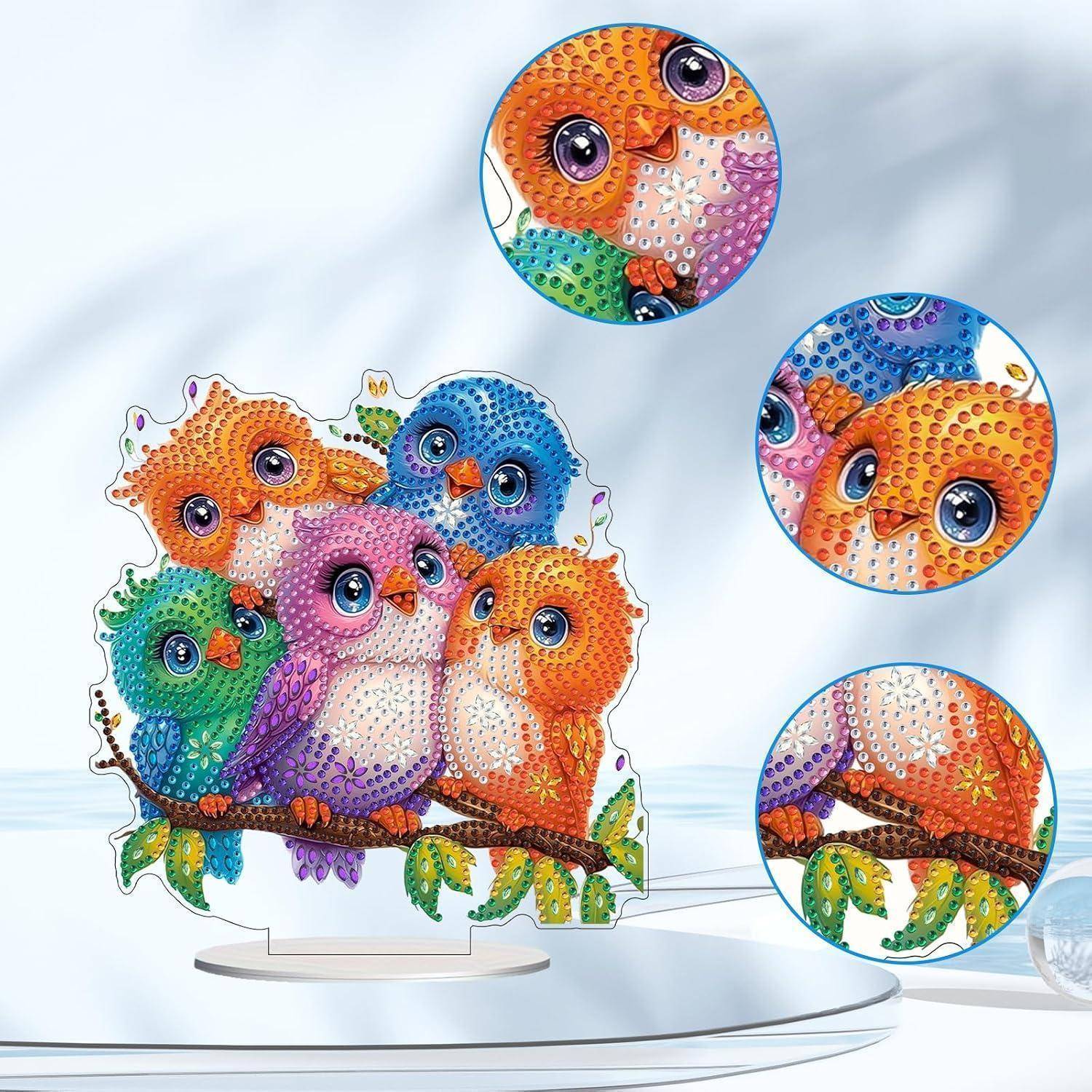 Buntes 3D-Puzzle mit vier Cartoon-Vögeln, die auf einem Ast sitzen, mit kreisförmigen Nahaufnahmen, die die erhabenen strukturierten Teile und Details hervorheben.