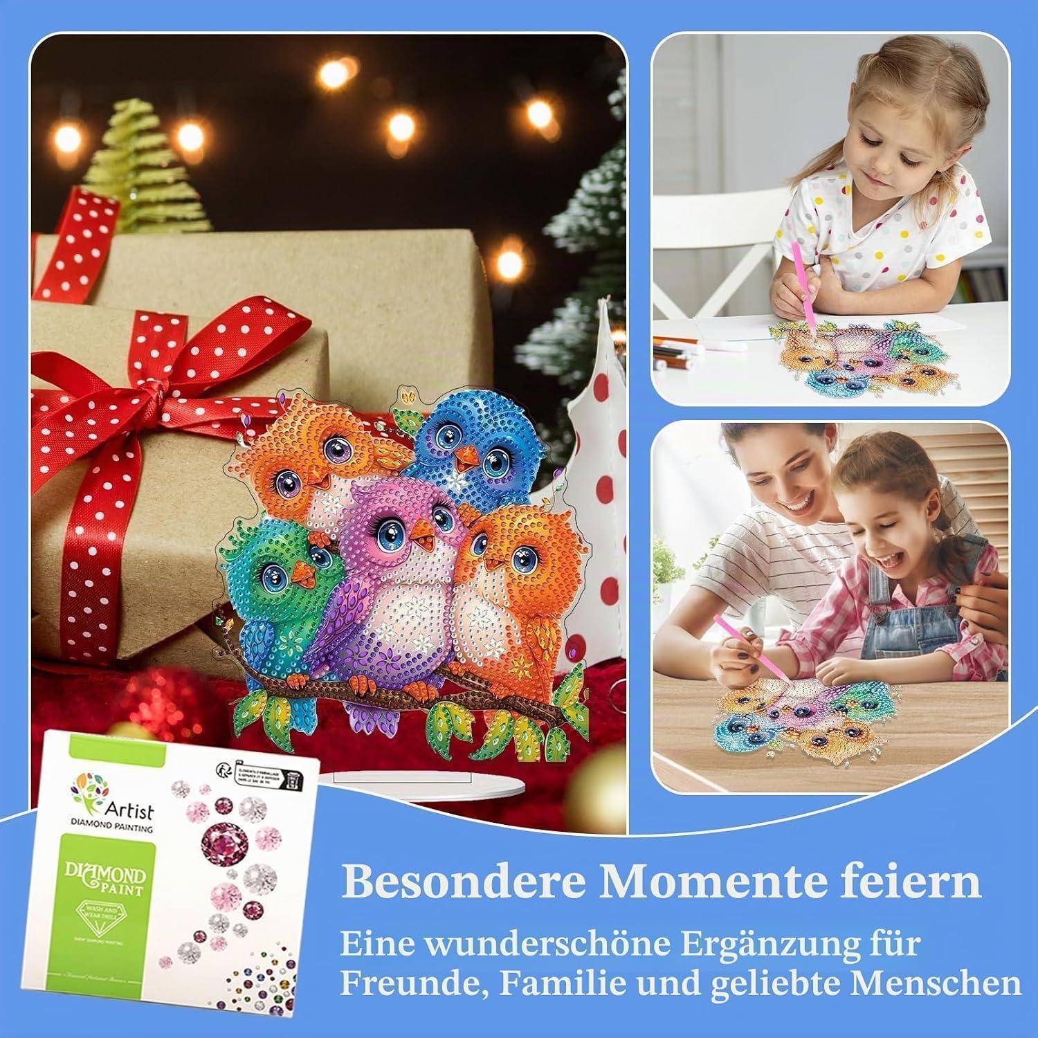 Werbebild eines Diamond-Painting-Bastelsets mit einem farbenfrohen Eulendesign, dargestellt neben einem verpackten Geschenk und Fotos eines Kindes und einer Mutter, die das Bastelwerk herstellen.