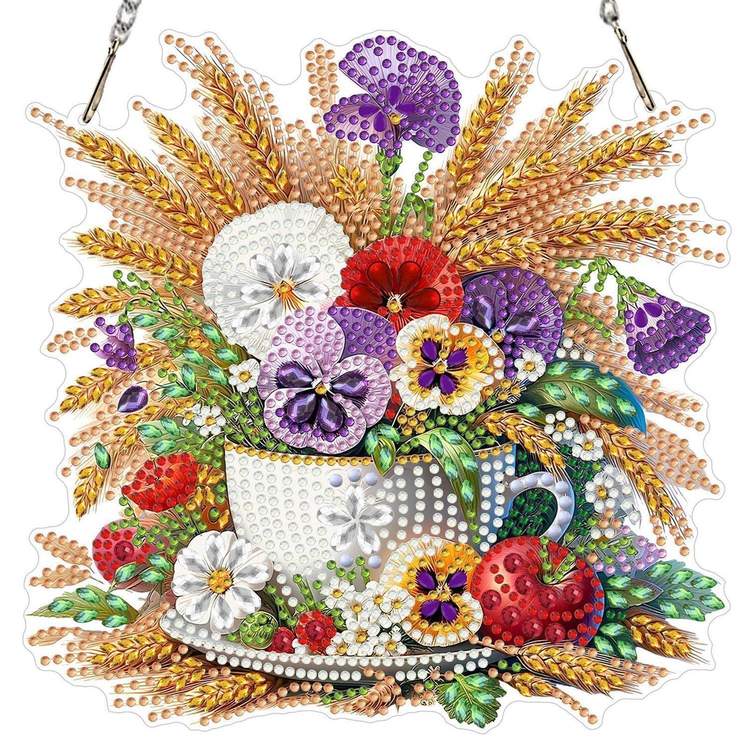Dekorative florale Teekannen-Kunst aus bunten Edelsteinen, mit Weizenähren, Blättern und Beeren, die um eine weiße Tasse und Untertasse arrangiert sind.