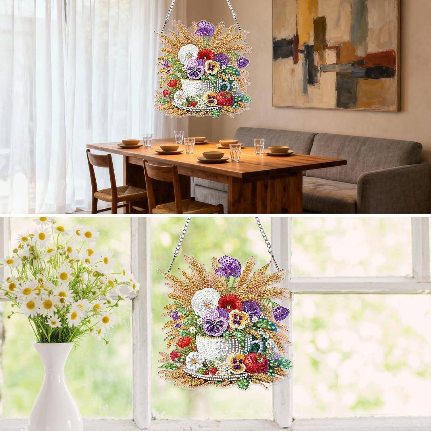 Eine perlenbesetzte florale Teeschale als Wandornament hängt in einem hellen Esszimmer und neben einem Fenster und wird als dekorative Wohnungsdekoration gezeigt.