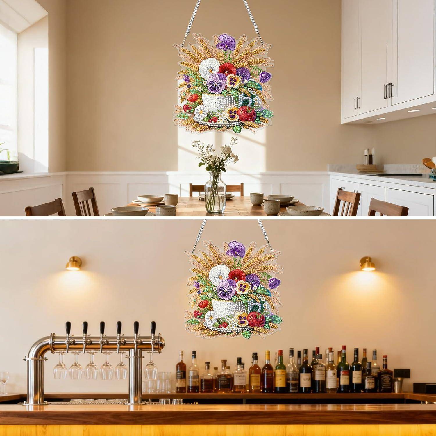 Geteiltes Bild eines dekorativen hängenden Blumen-Obstkorbs über einem Esstisch, dann über einer Küchentische mit Gläsern und Flaschen.