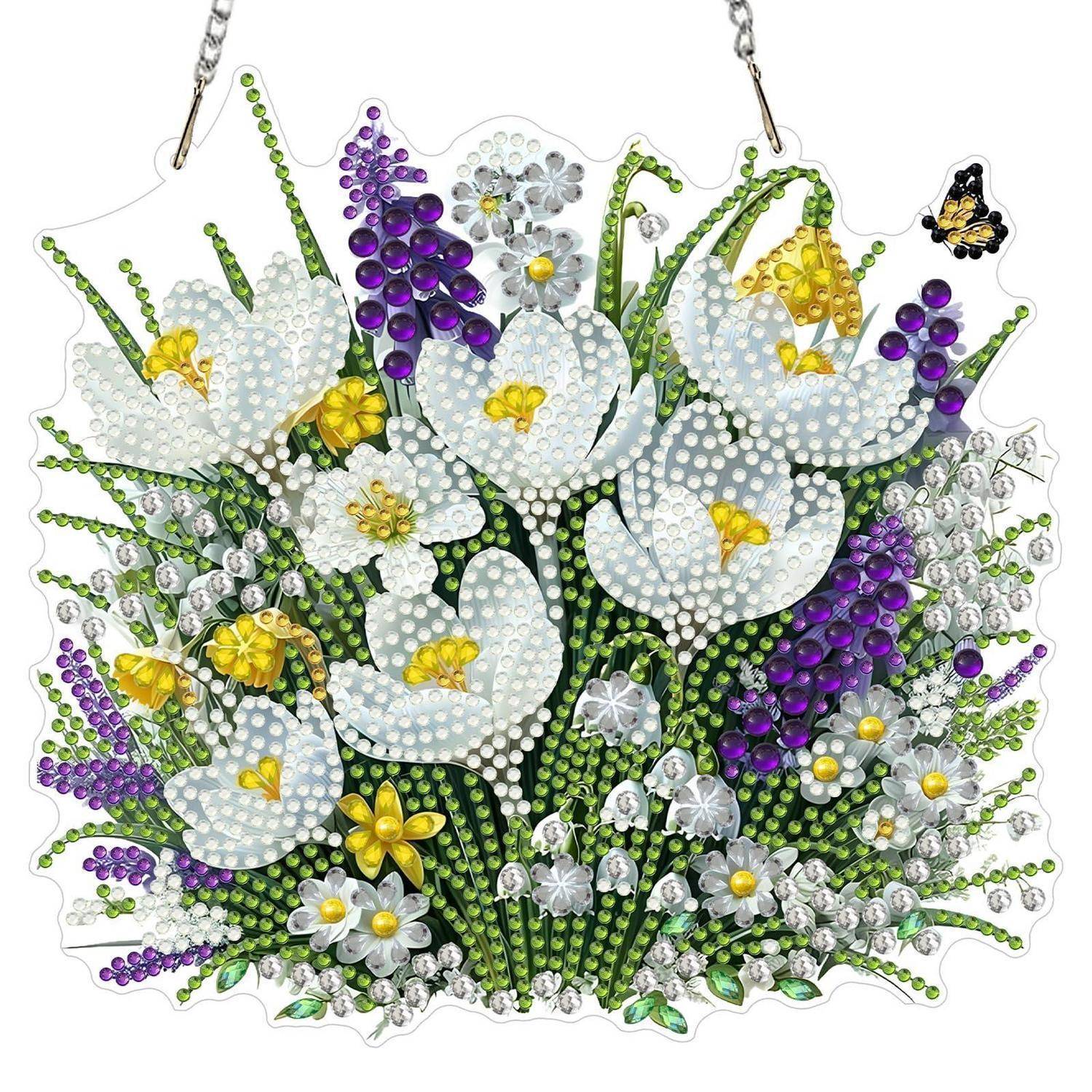 Perlenbesetzte Blumenwanderschmuck mit weißen Blüten, violetten Akzenten und grünen Stielen, verziert mit kleinen Schmetterlingen und silbernen Details.