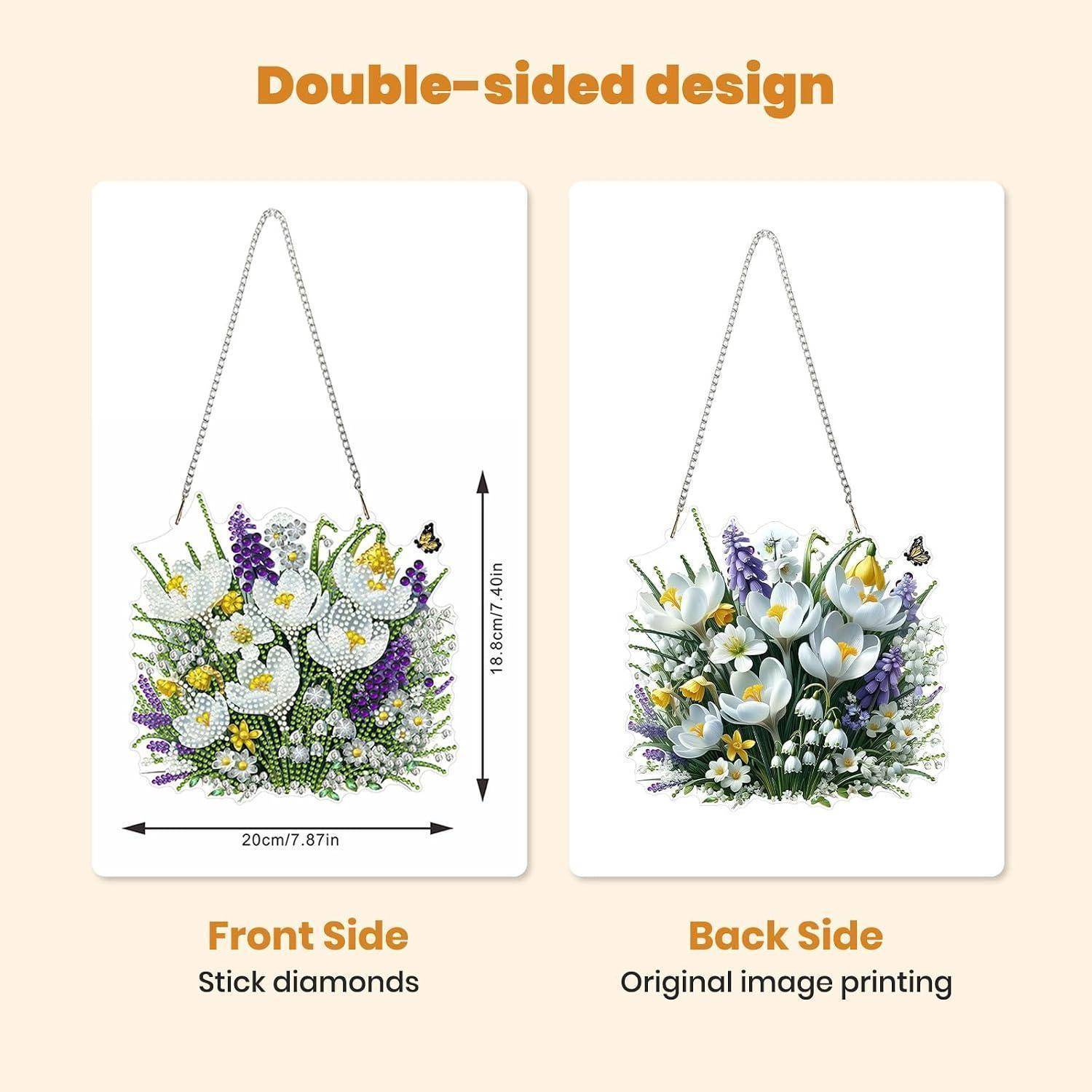 Produktabbildung, die ein beidseitiges Design einer Blumenhängetasche zeigt: Die Vorderseite hat Stab-Diamant-Verzierungen, die Rückseite zeigt ein originales bedrucktes Blumenmotiv.