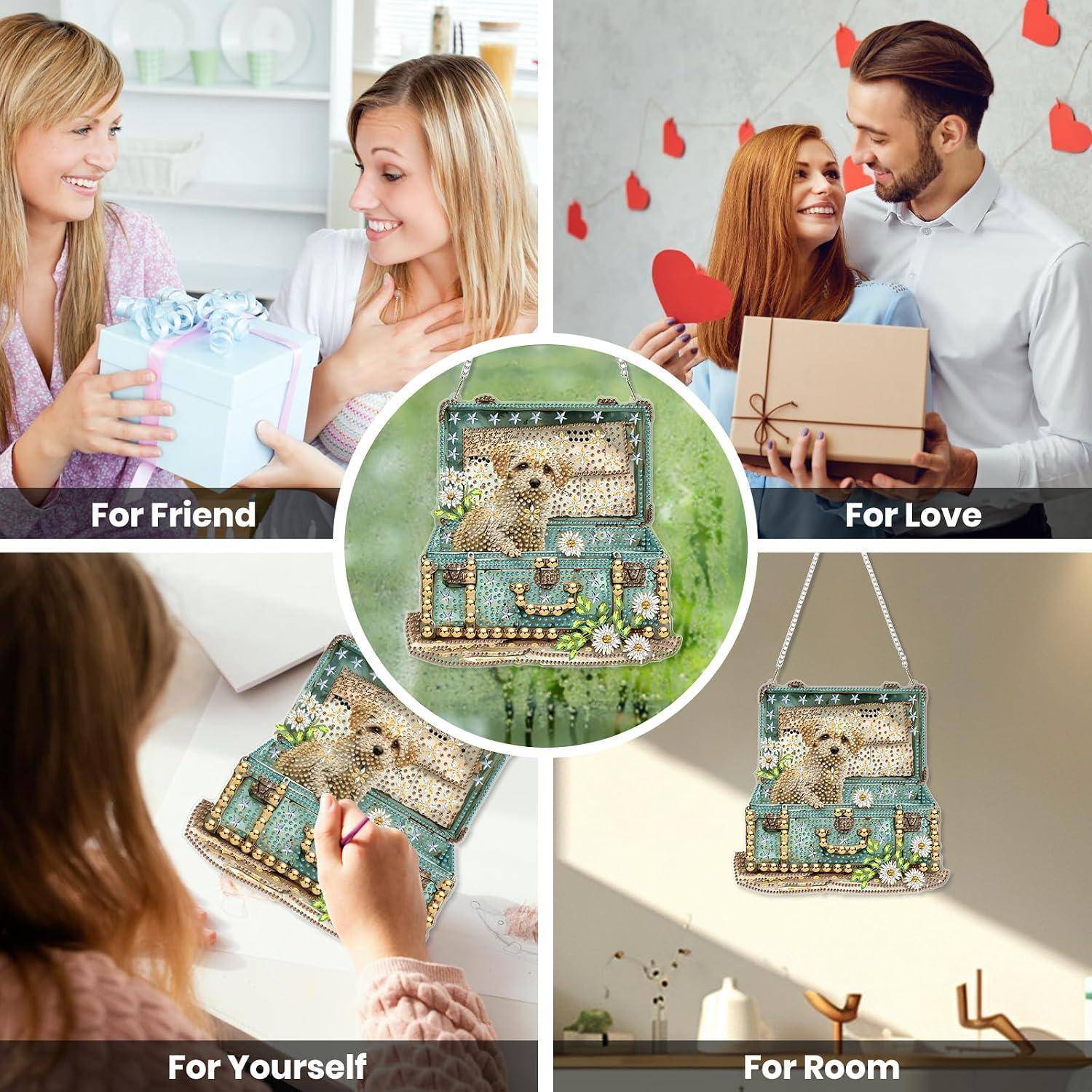 Collage mit einer mit Schmuck verzierten Teddy-Bären-Handtasche und Personen, die sie verschenken, mit den Beschriftungen „Für Freundin