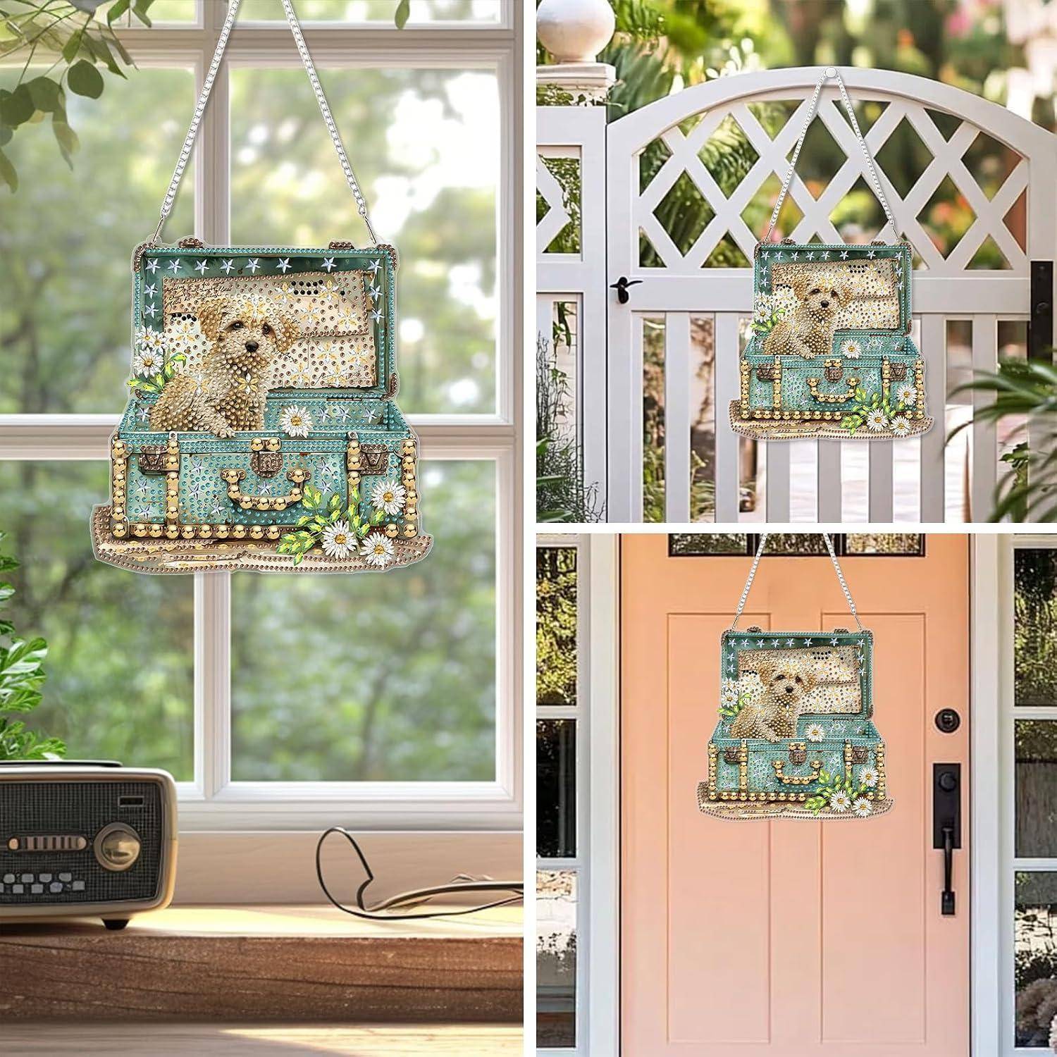 Eine dekorative Handtasche in Form eines türkisfarbenen Koffers zum Aufhängen, mit einem Teddybär und Blumendetails, zur Verwendung im Innenbereich und an Türen außen.
