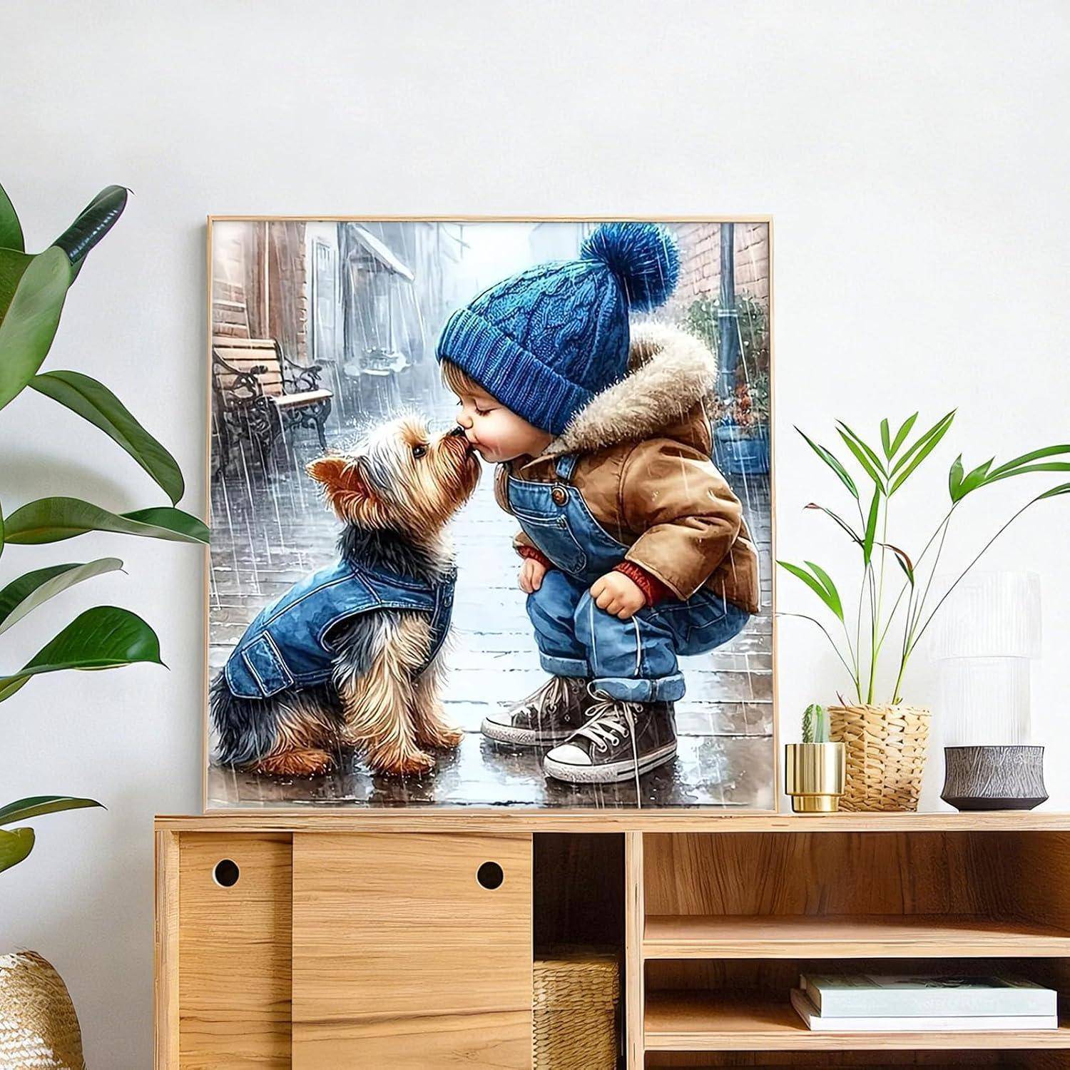 Ein gerahmter Druck eines Kindes in einer blauen Strickmütze, das einen kleinen Hund küsst, ausgestellt auf einem Holzregal in einem hellen Raum mit Pflanzen.