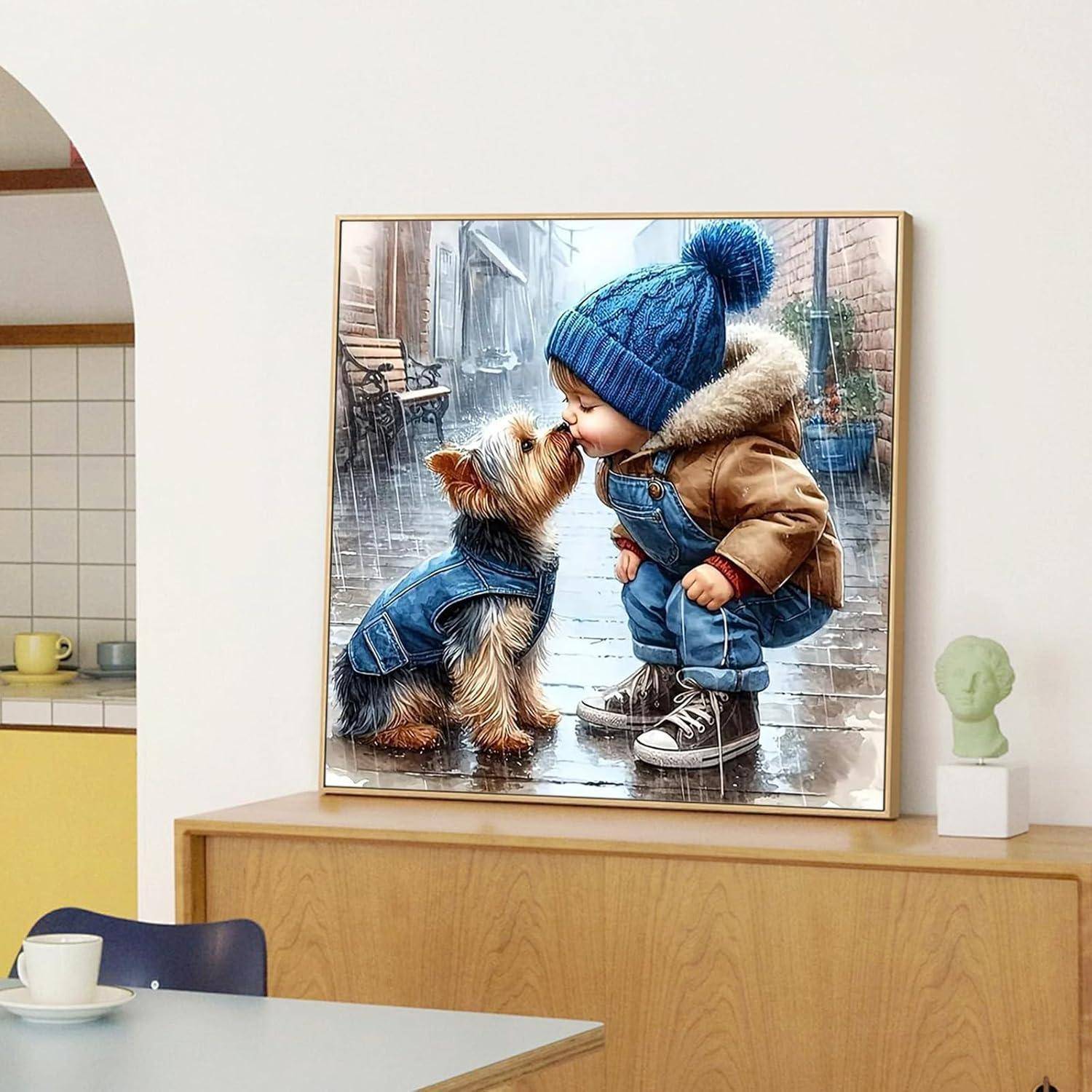 Gerahmtes Gemälde eines kleinen Kindes in einem blauen Hut, das einen winzigen Hund küsst, ausgestellt auf einem Holzschrank in einem modernen Zimmer.