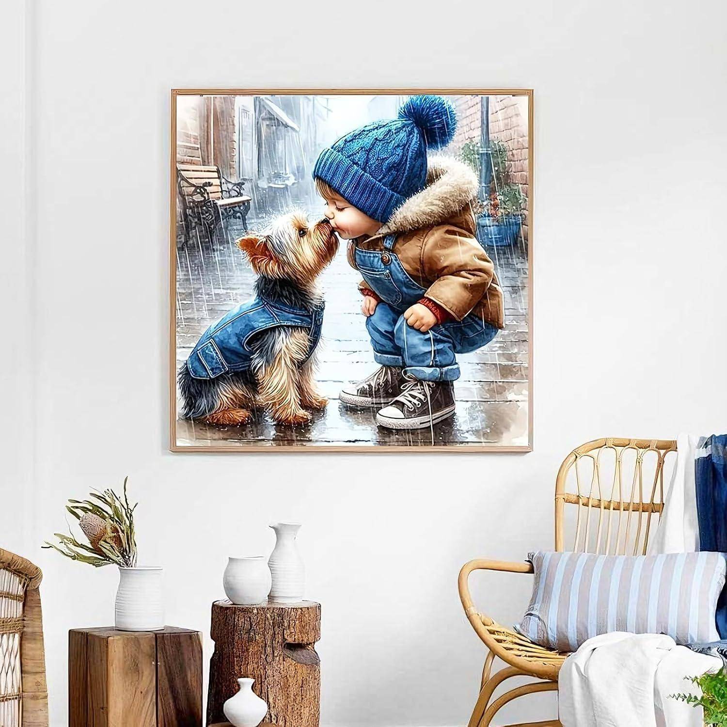 Gerahmte Wandkunst eines Kleinkindes in Winterkleidung, das einen kleinen Hund küsst, über einem gemütlichen Sessel und Beistelltischen in einem hellen Raum angebracht.