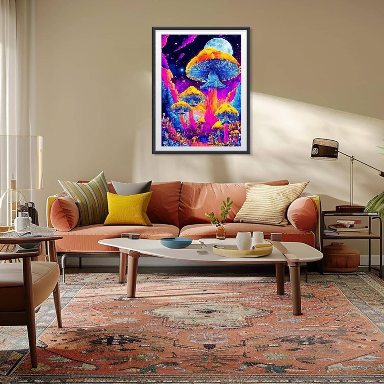 Modernes Wohnzimmer mit Pfirsich-Sofa, Couchtisch, gemustertem Teppich und leuchtender Pilzkunstwerk über dem Sofa.