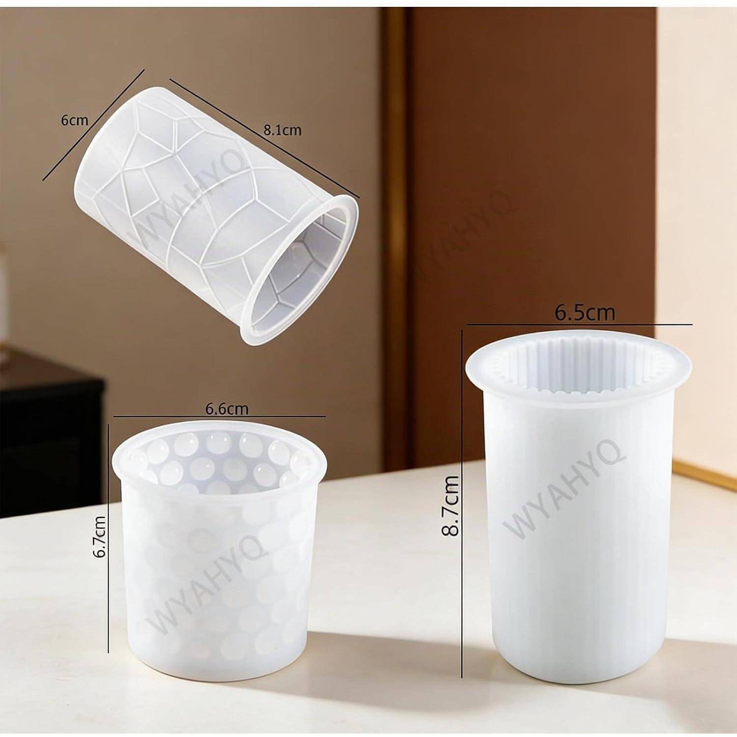 Produktabbildung mit drei weißen Kunststoffbechern/Formen mit Größenetiketten: 8,1 cm langer Becher, 6,6 cm breiter Becher und 6,5 cm mal 8,7 cm Becher.