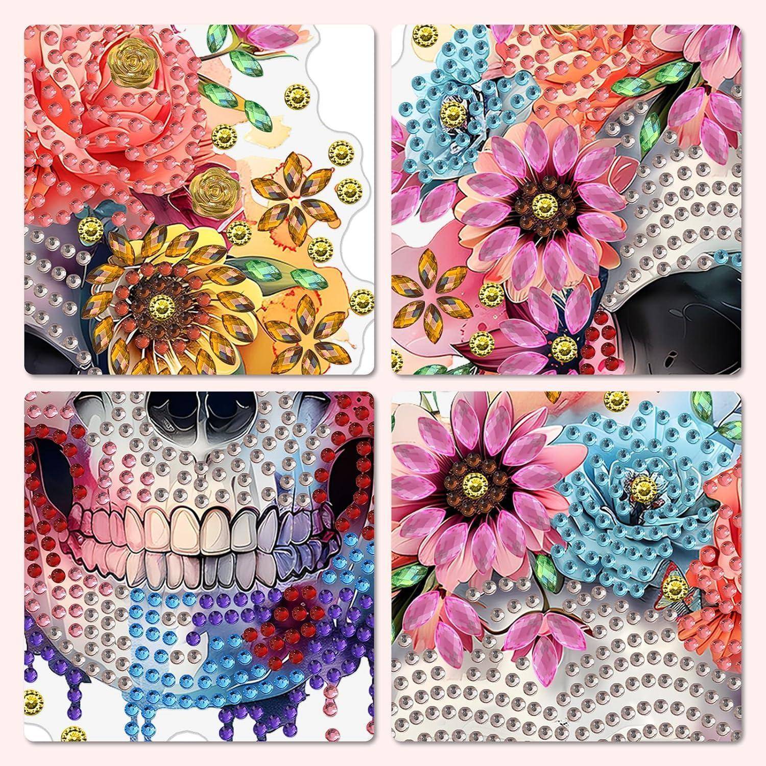 Vier quadratische Paneele mit farbenfroher Juwelen-Schädel-Kunst, mit edelsteinbesetzten Blumen und Rhinesteine in Rosa, Blau, Violett und Gold.