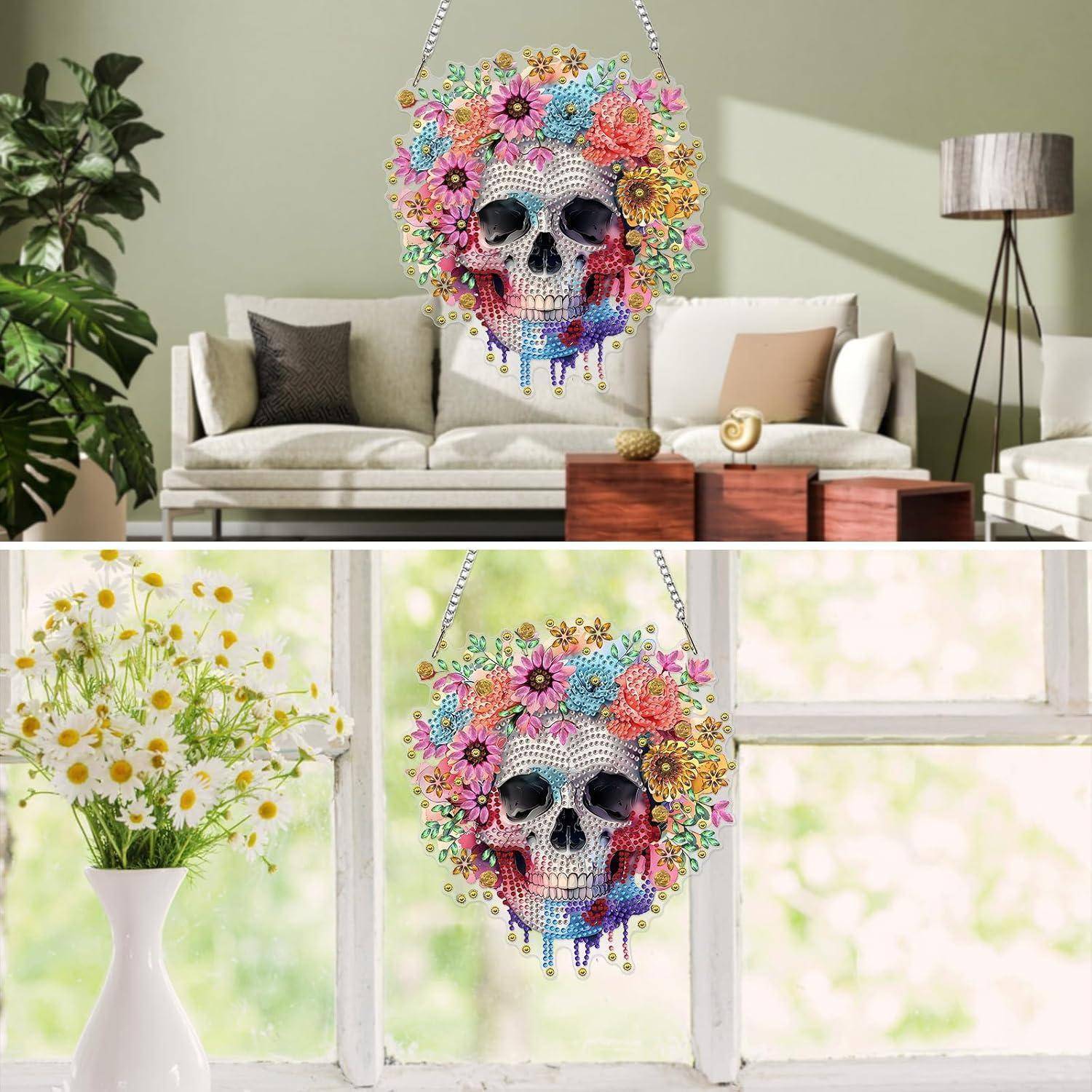 Floral-Totenkopf-Wandkunst hängt in einem modernen Wohnzimmer; eine zweite Ansicht zeigt den Totenkopf mit Perlen und Blumen gegen ein helles Fenster neben einer Vase mit Gänseblümchen.