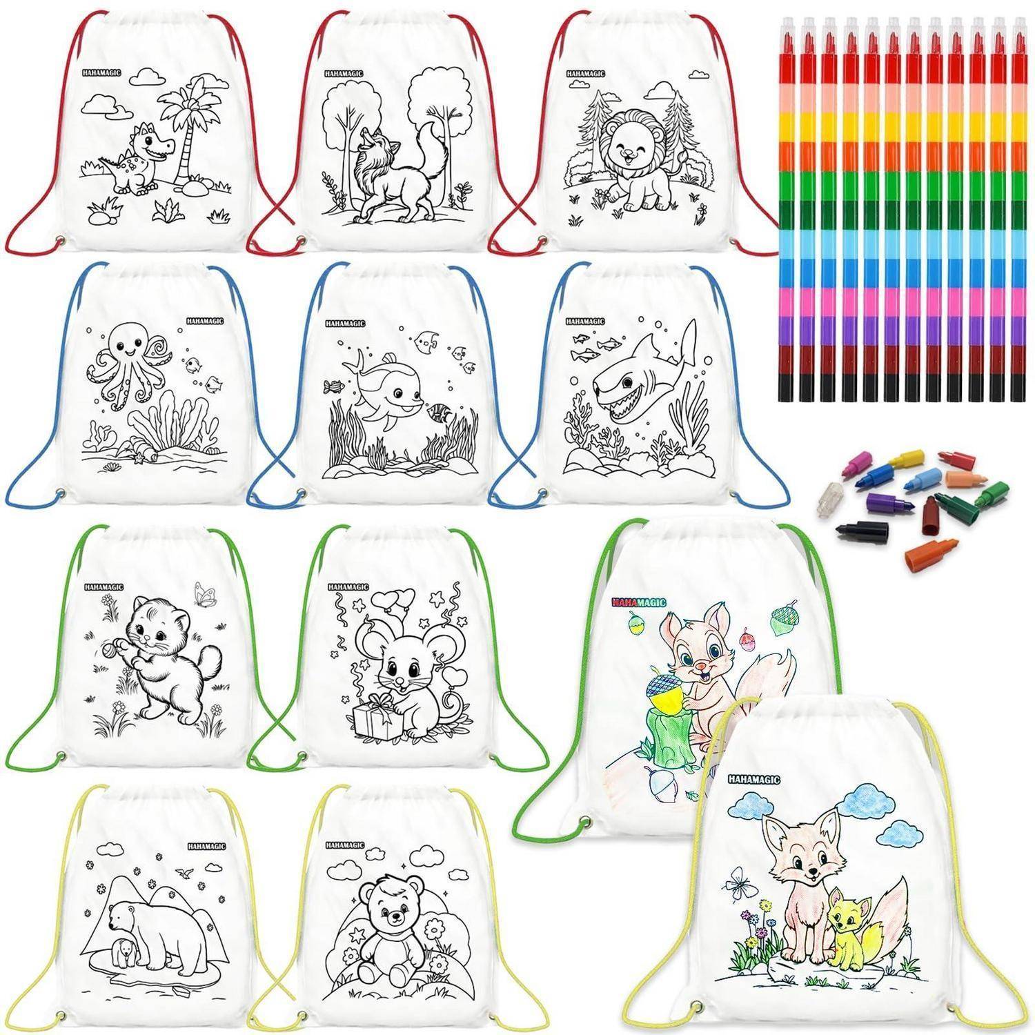 Satz von weißen Baumwollbeutel mit Kordelzug und Tierliniendarstellungen, gezeigt mit einem Regenbogenset von Markern zum Ausmalen.