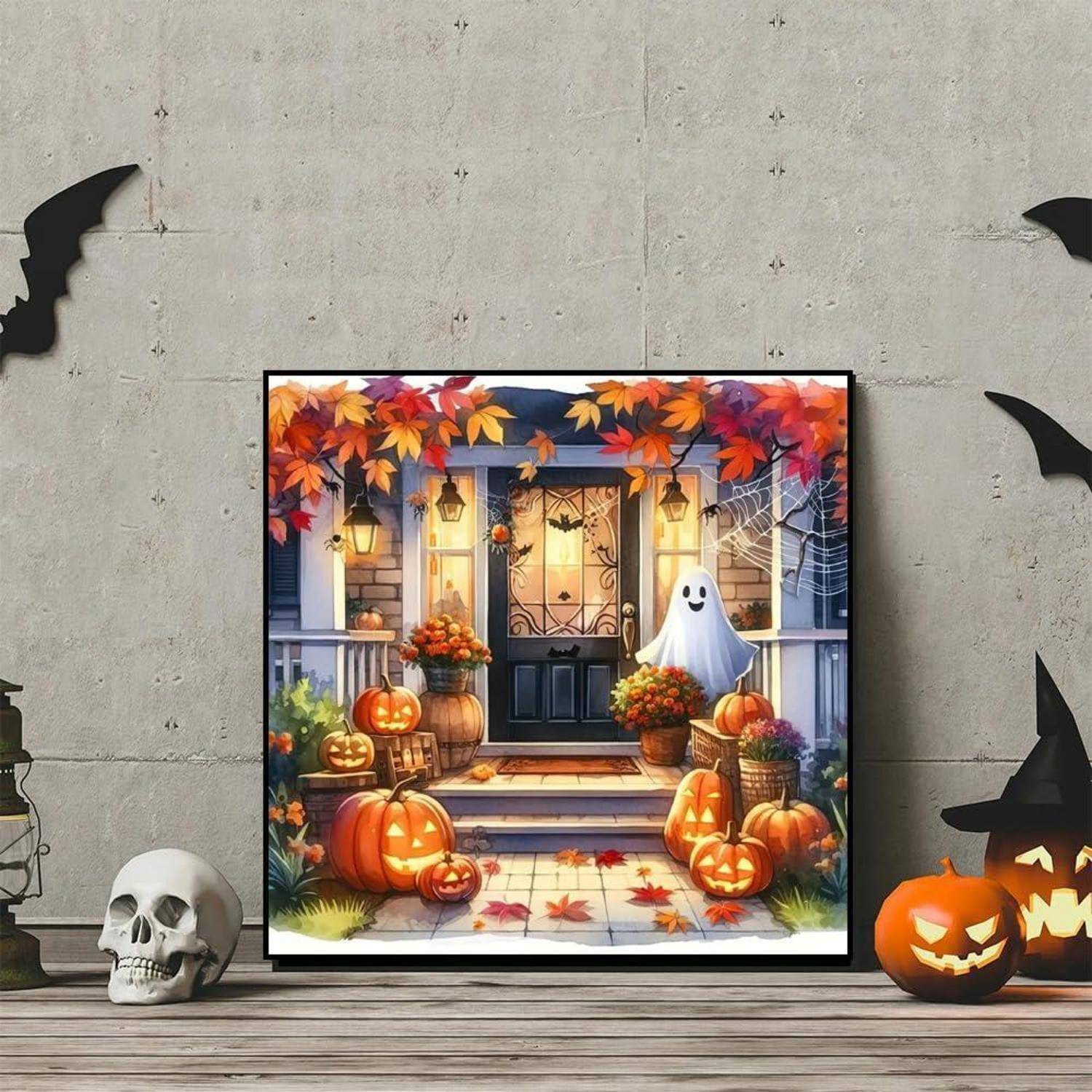 Halloween-Szene auf der Veranda mit leuchtenden Kürbislaternen, einem Gespenst, Herbstblättern und einer dekorierten Haustür