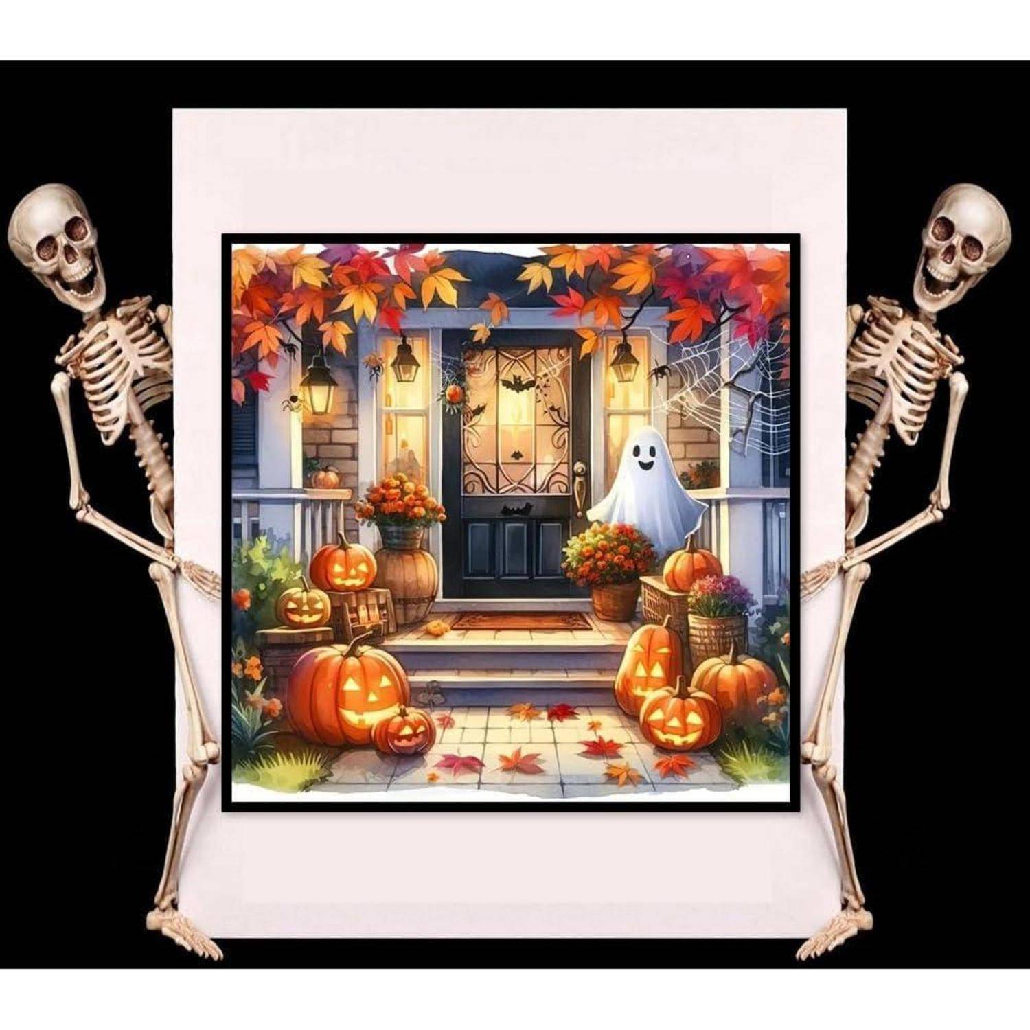 Halloween-Veranda-Szene mit Kürbissen, einer Geistdekoration, Herbstblättern und Skeletten, die ein gerahmtes Bild vor schwarzem Hintergrund halten.
