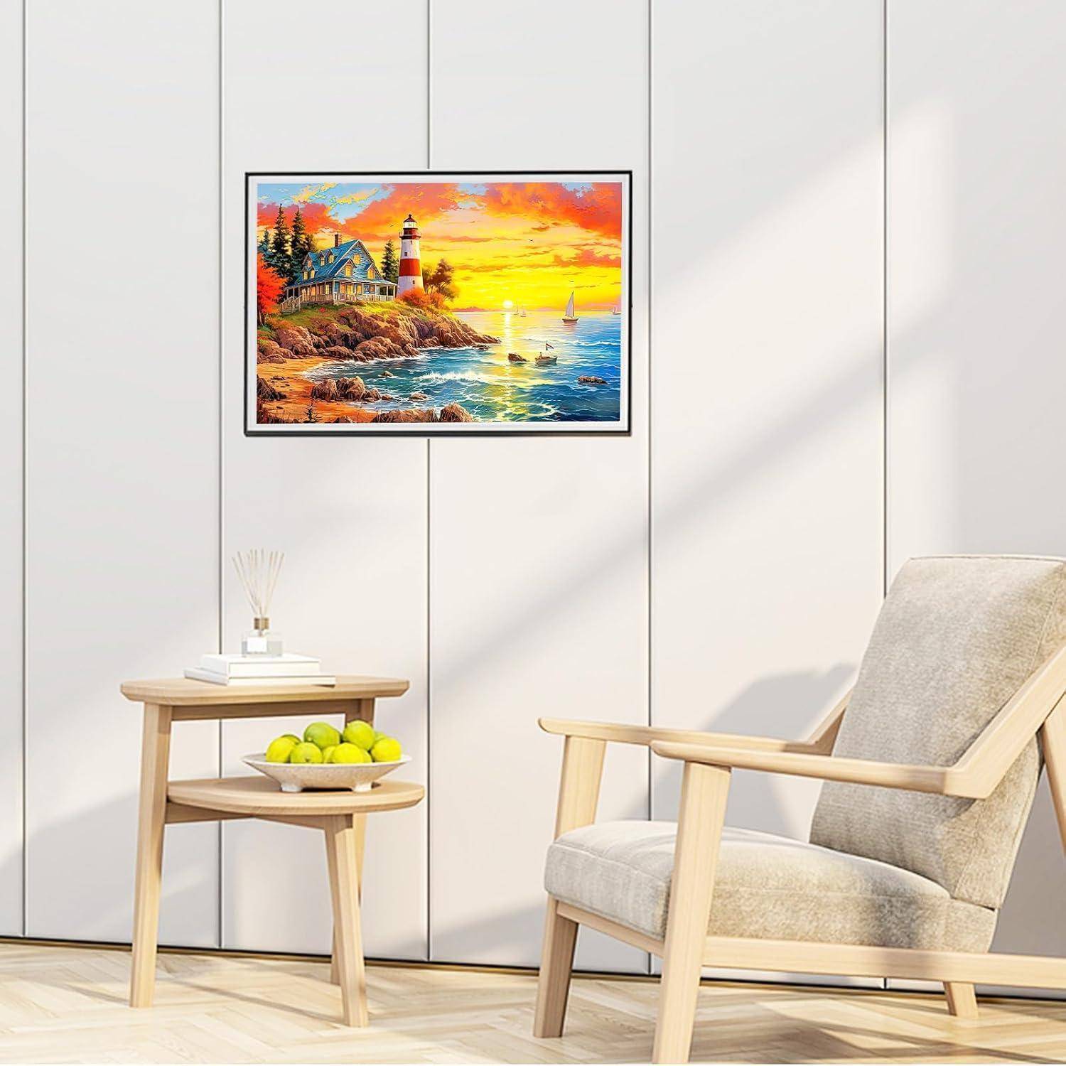 Gemälde eines Leuchtturms an der Küste auf einer weißen getäfelten Wand über einem beigen Sessel und einem Beistelltisch mit einer Schüssel grüner Äpfel.